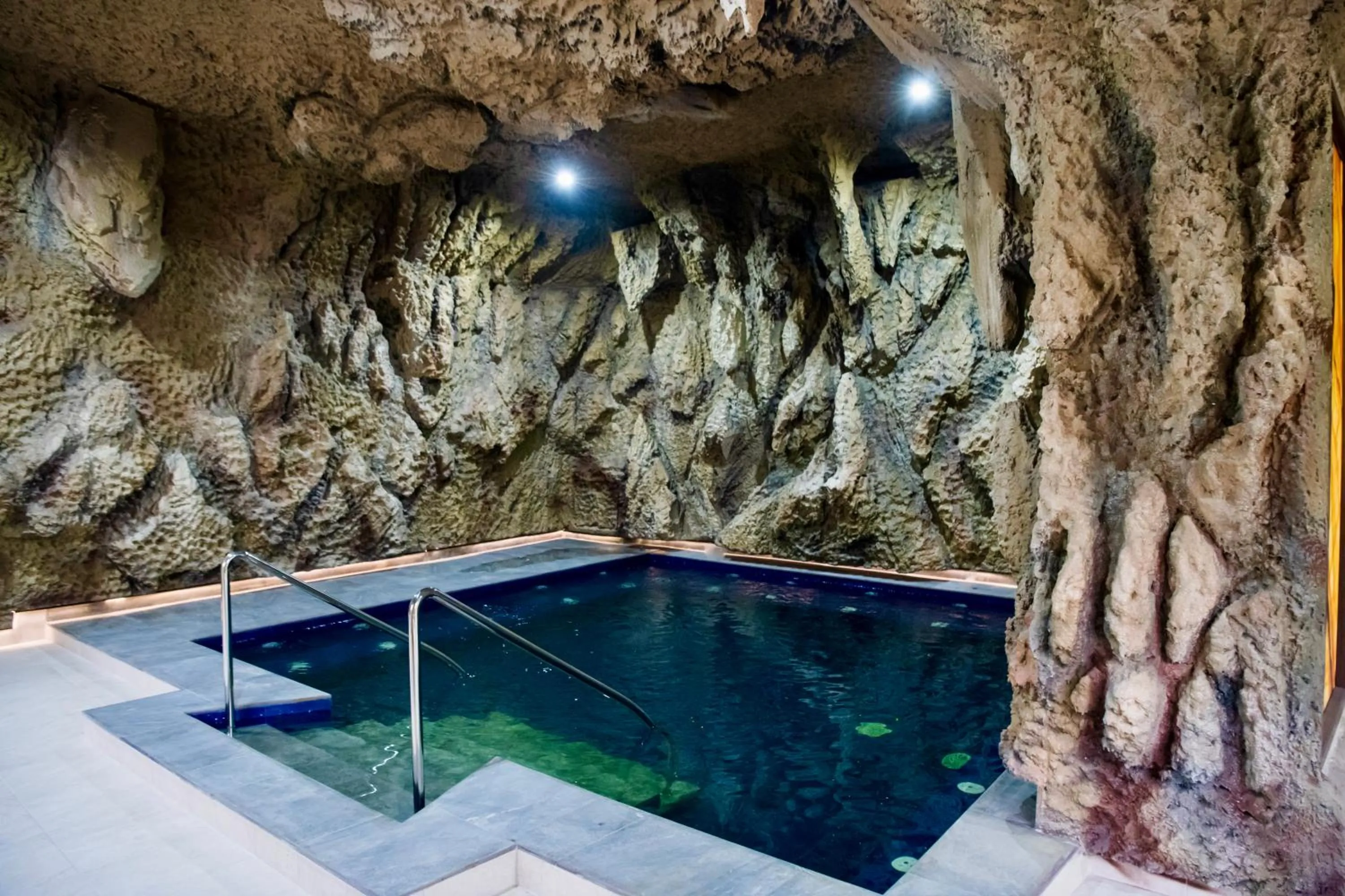 Swimming pool in Imperial Hotel&Spa - Baile Olanesti