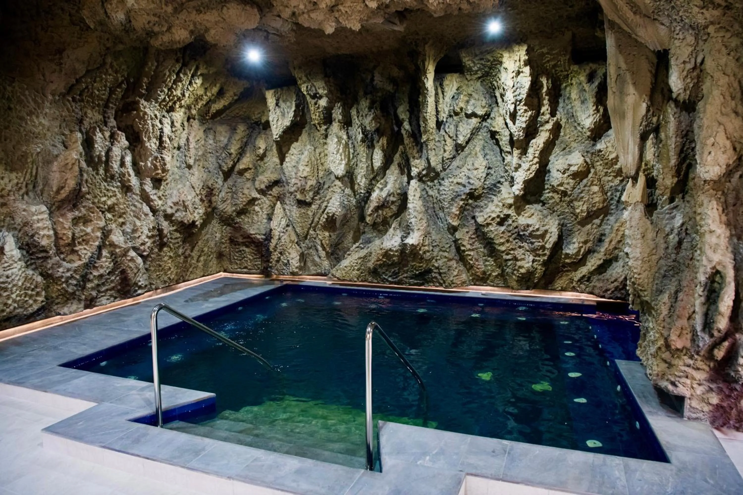 Swimming pool in Imperial Hotel&Spa - Baile Olanesti