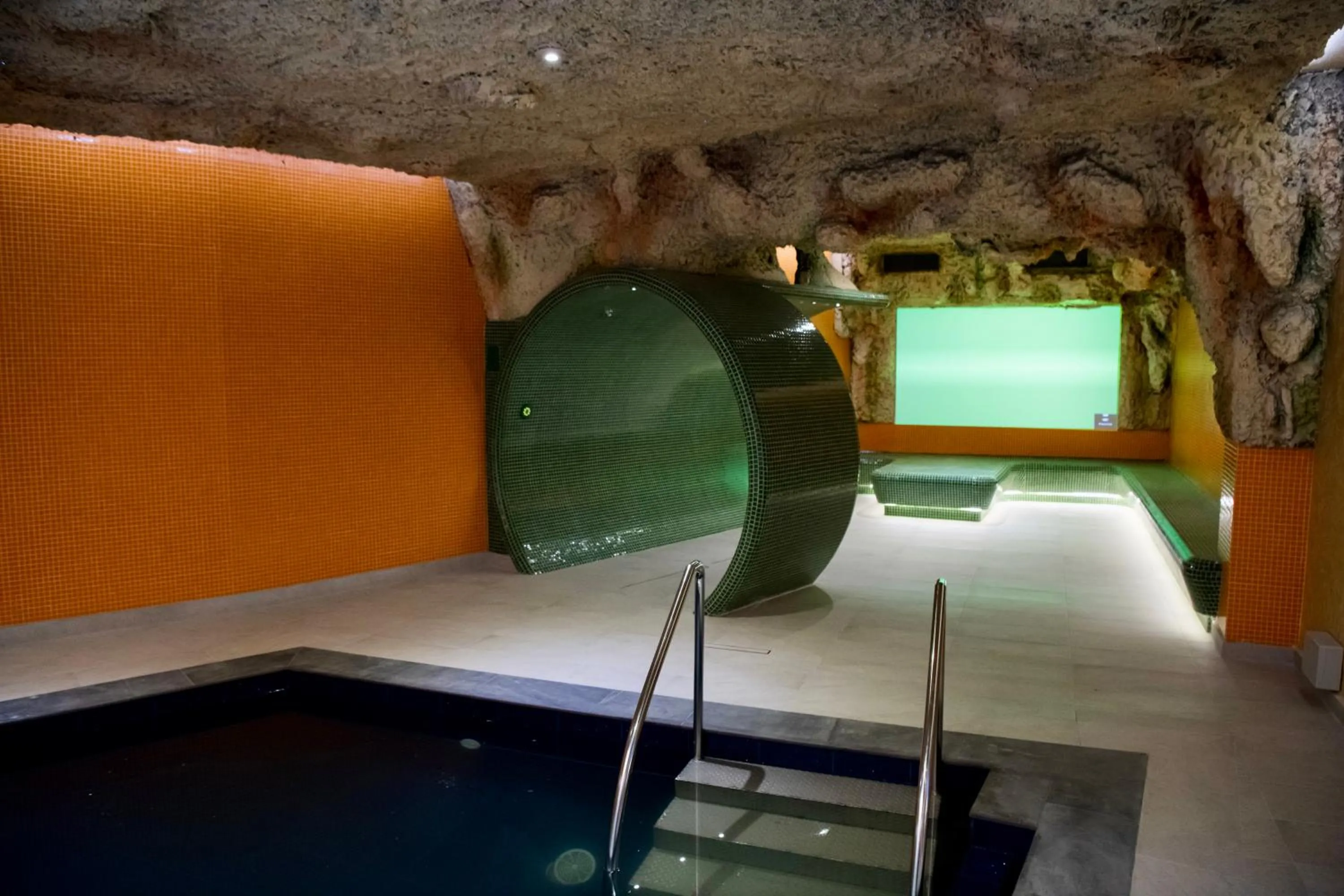 Swimming pool in Imperial Hotel&Spa - Baile Olanesti