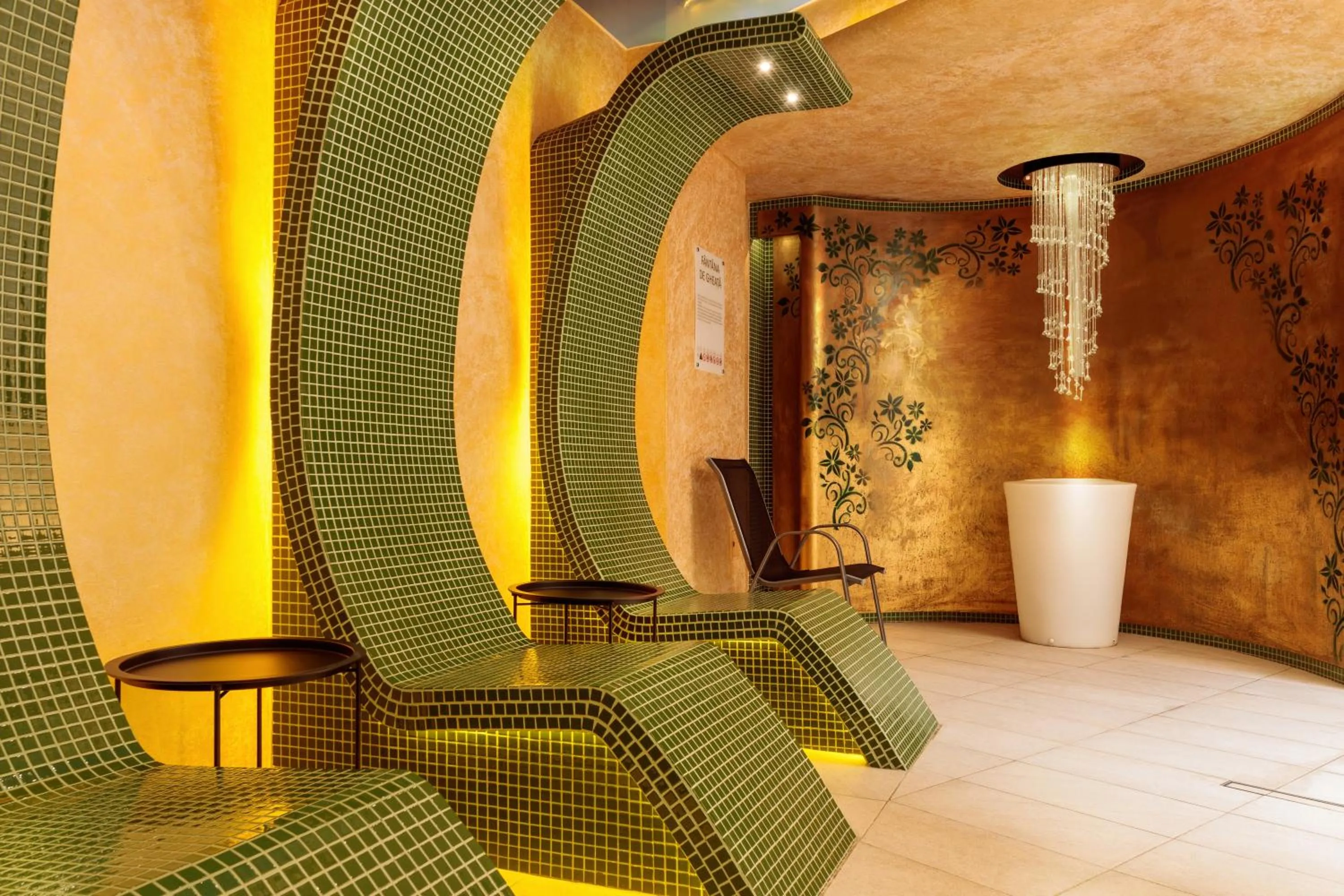 Swimming pool in Imperial Hotel&Spa - Baile Olanesti