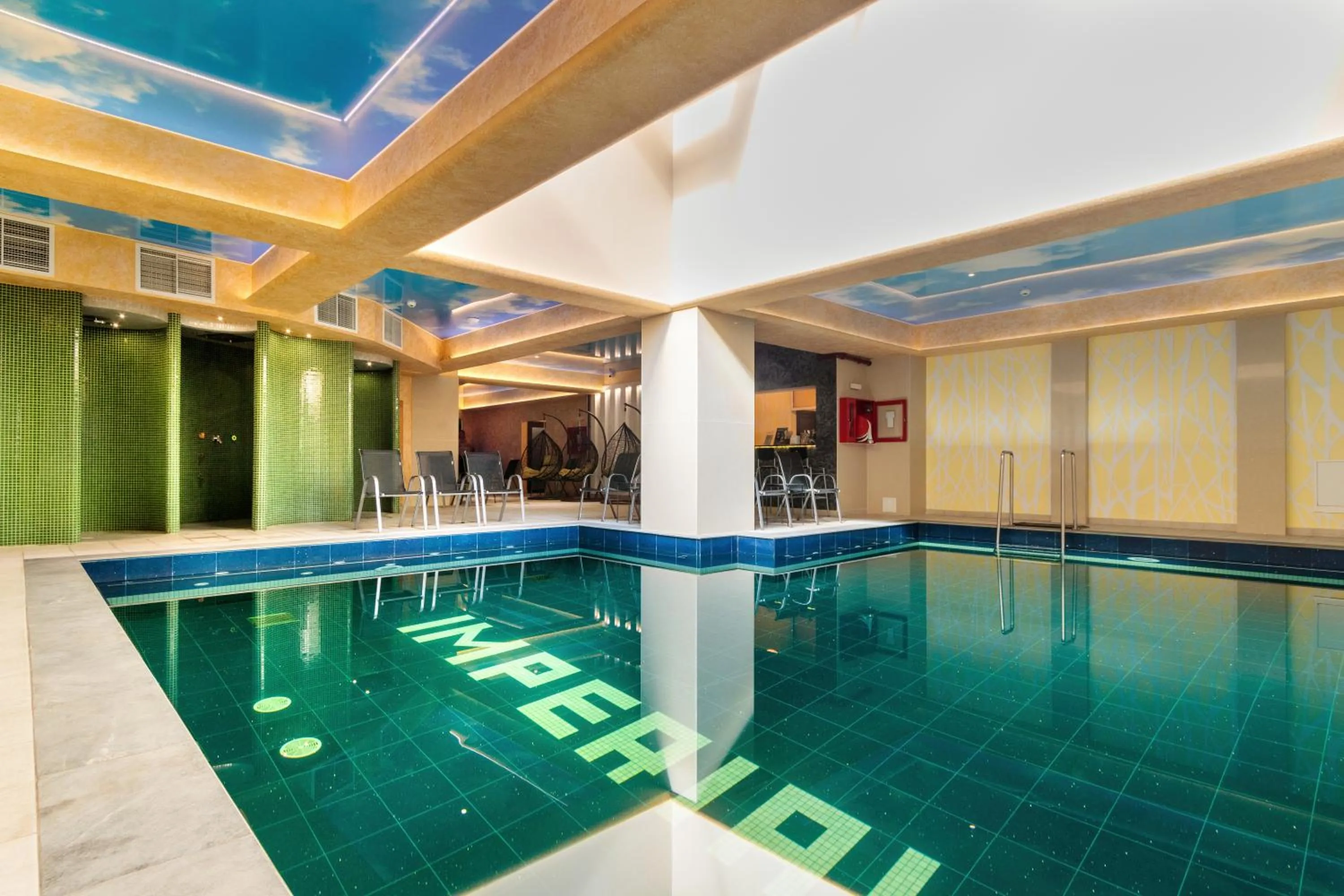 Swimming pool in Imperial Hotel&Spa - Baile Olanesti