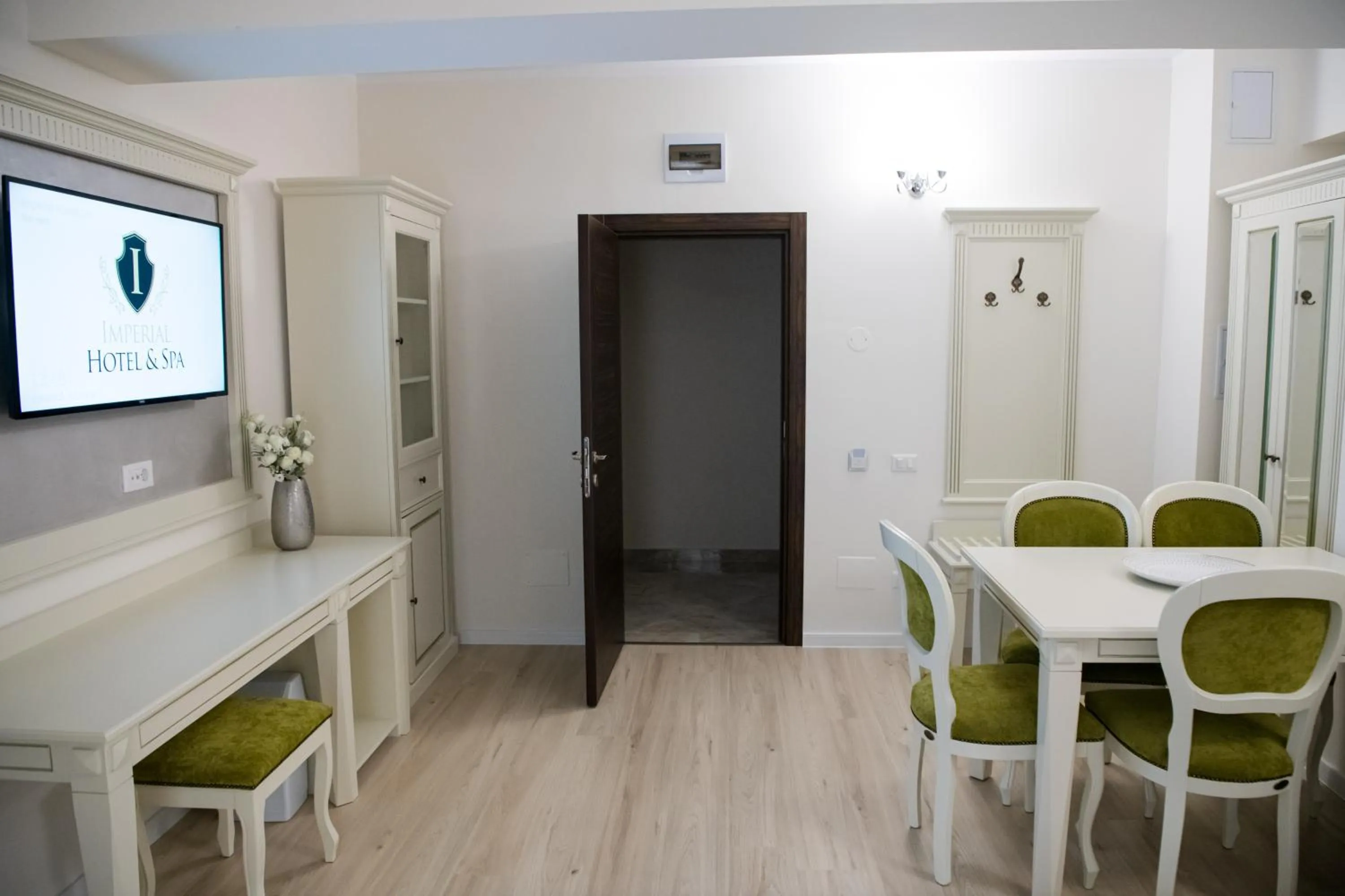 Communal lounge/ TV room in Imperial Hotel&Spa - Baile Olanesti