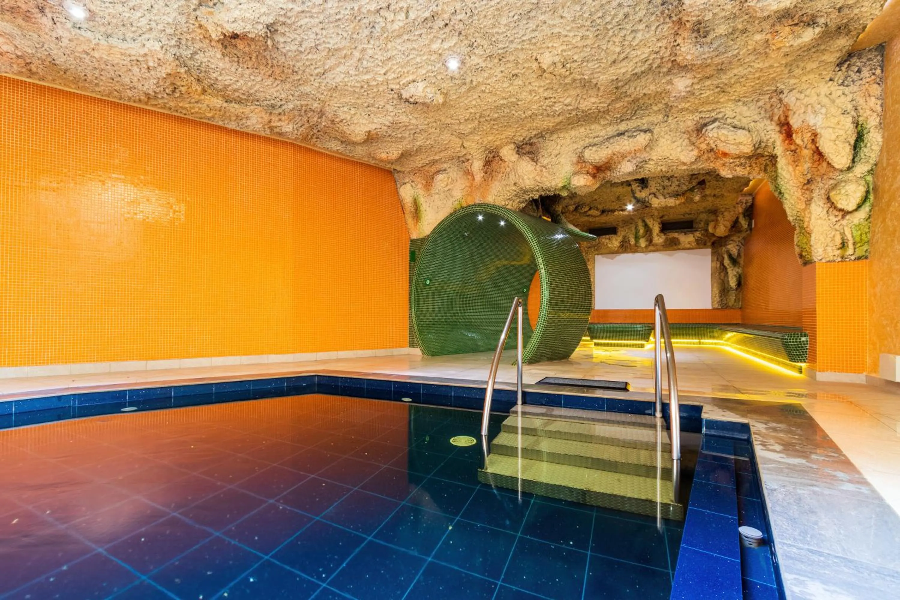Swimming pool in Imperial Hotel&Spa - Baile Olanesti