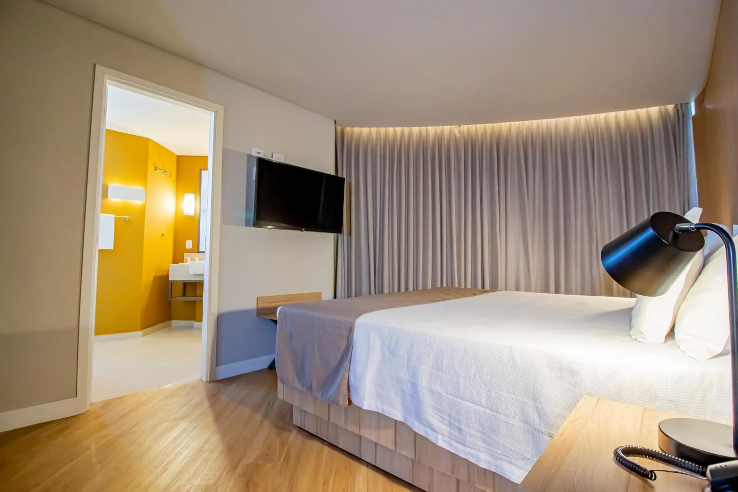 TV and multimedia, Bed in Hotel Cassino Tower São José do Rio Preto by Nacional Inn TV and multimedia, Bed in Hotel Cassino Tower São José do Rio Preto by Nacional Inn