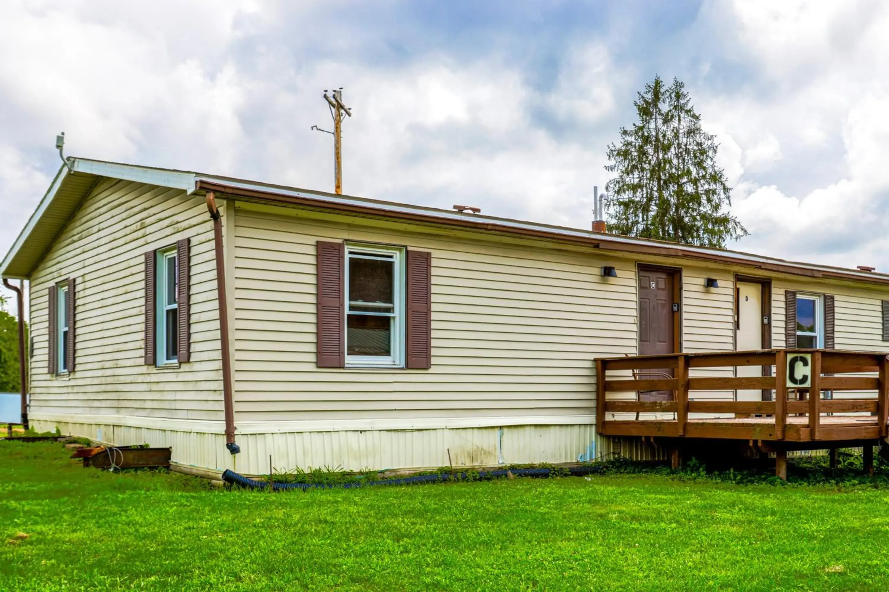 Property building in Cadiz Motel by OYO on route 250 Property building in Cadiz Motel by OYO on route 250