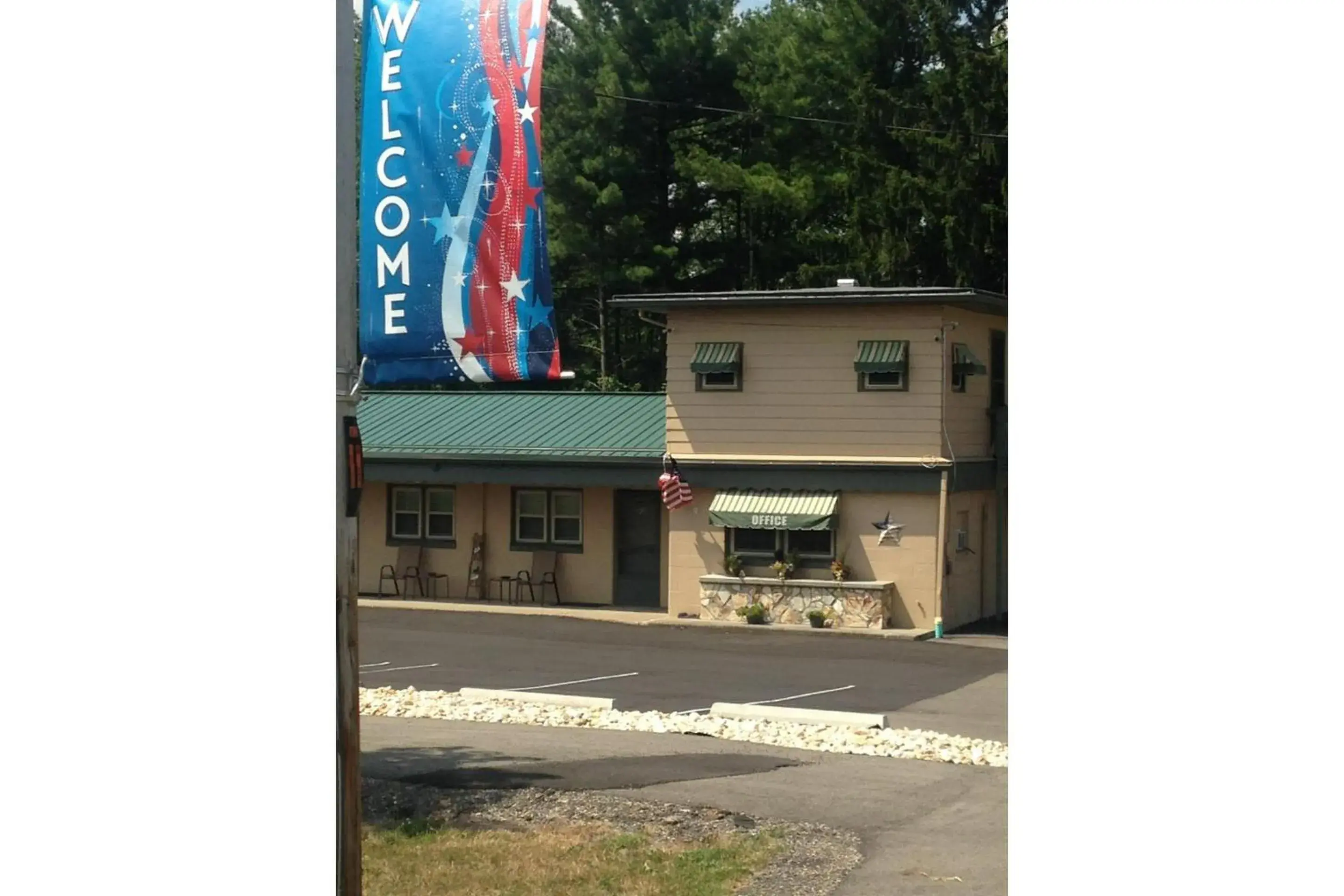 Property building in Cadiz Motel by OYO on route 250 Property building in Cadiz Motel by OYO on route 250