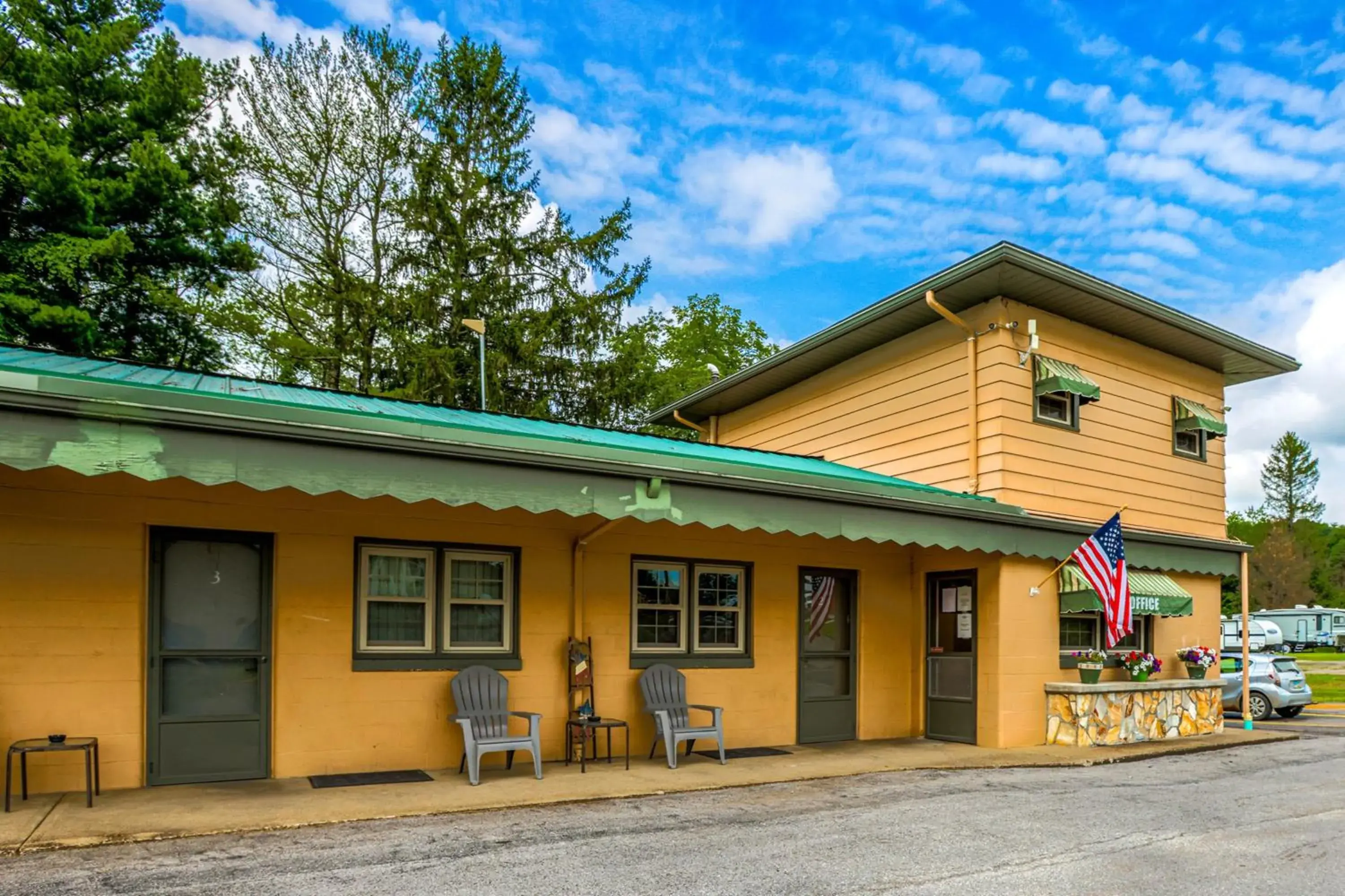 Property building in Cadiz Motel by OYO on route 250 Property building in Cadiz Motel by OYO on route 250