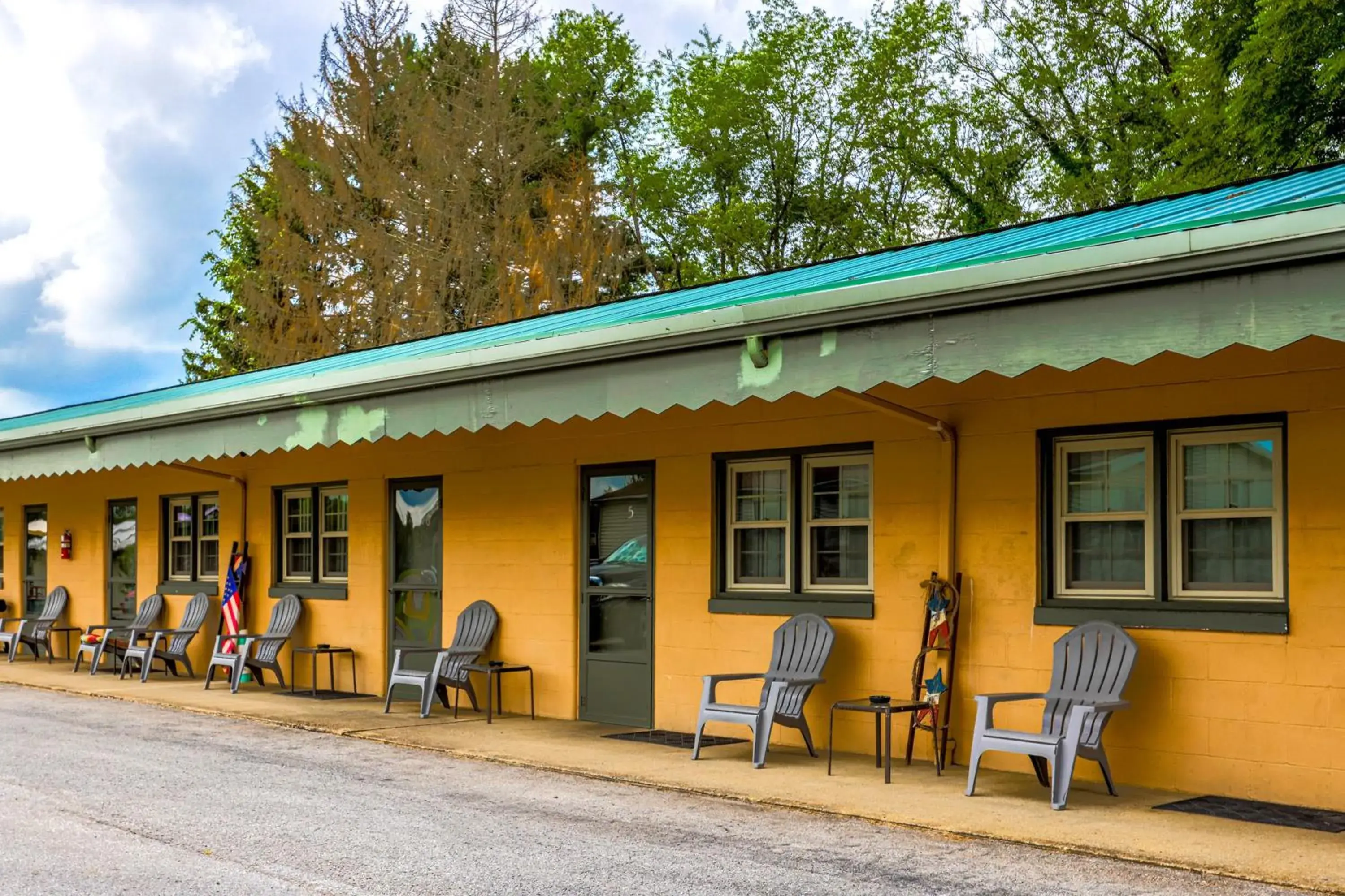 Property building in Cadiz Motel by OYO on route 250 Property building in Cadiz Motel by OYO on route 250