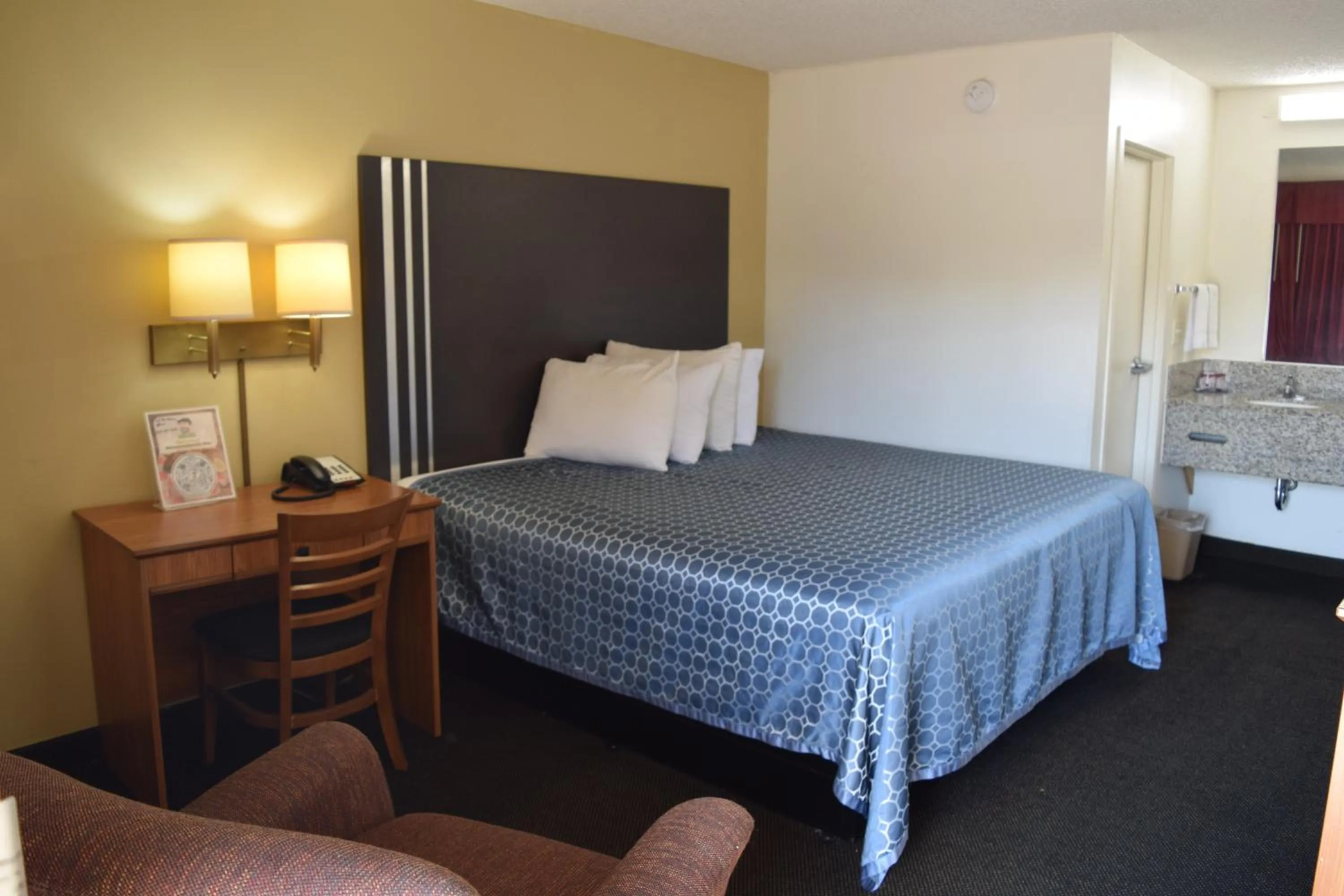 Bedroom, Bed in Value Inn - Livonia