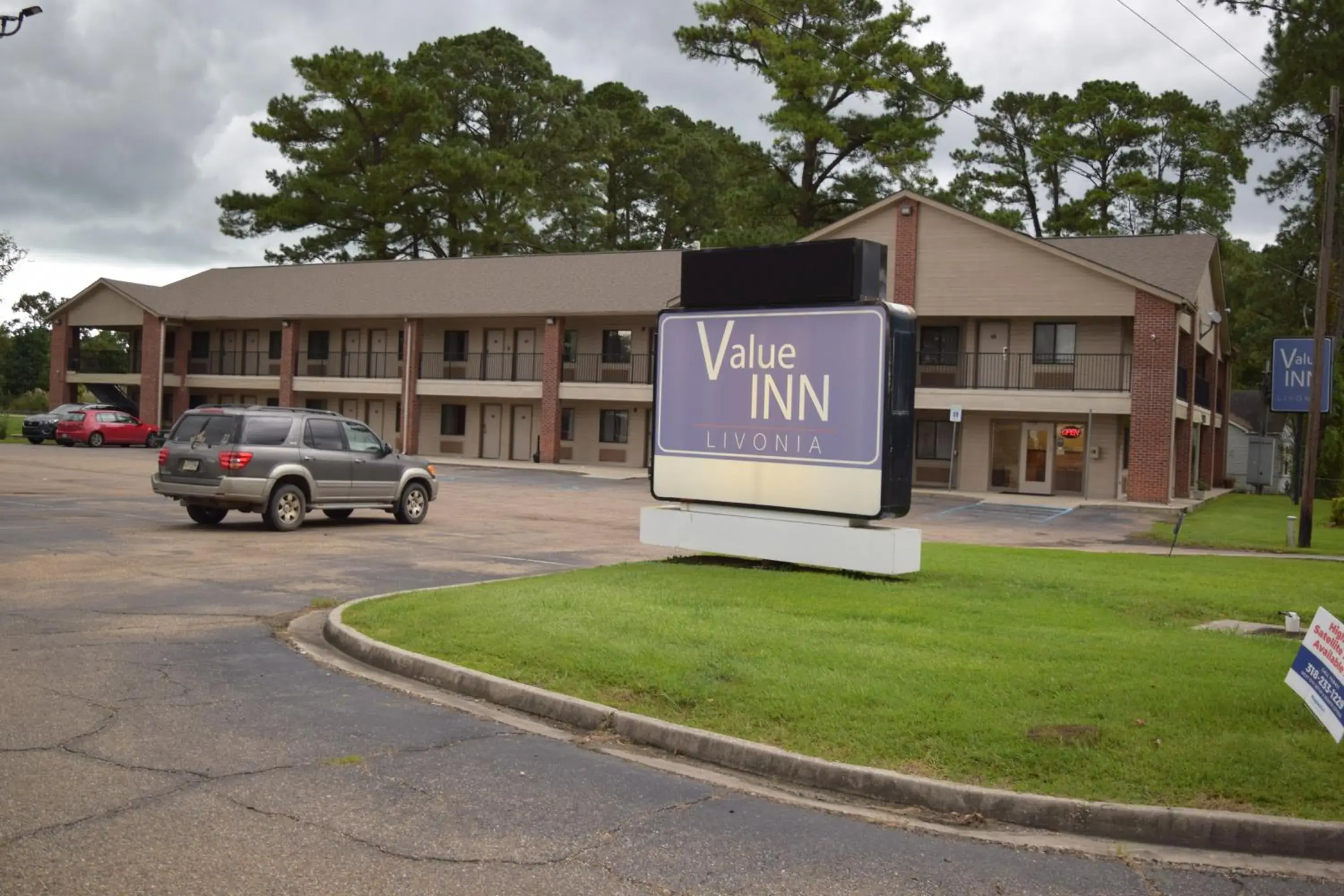 Property building in Value Inn - Livonia Property building in Value Inn - Livonia
