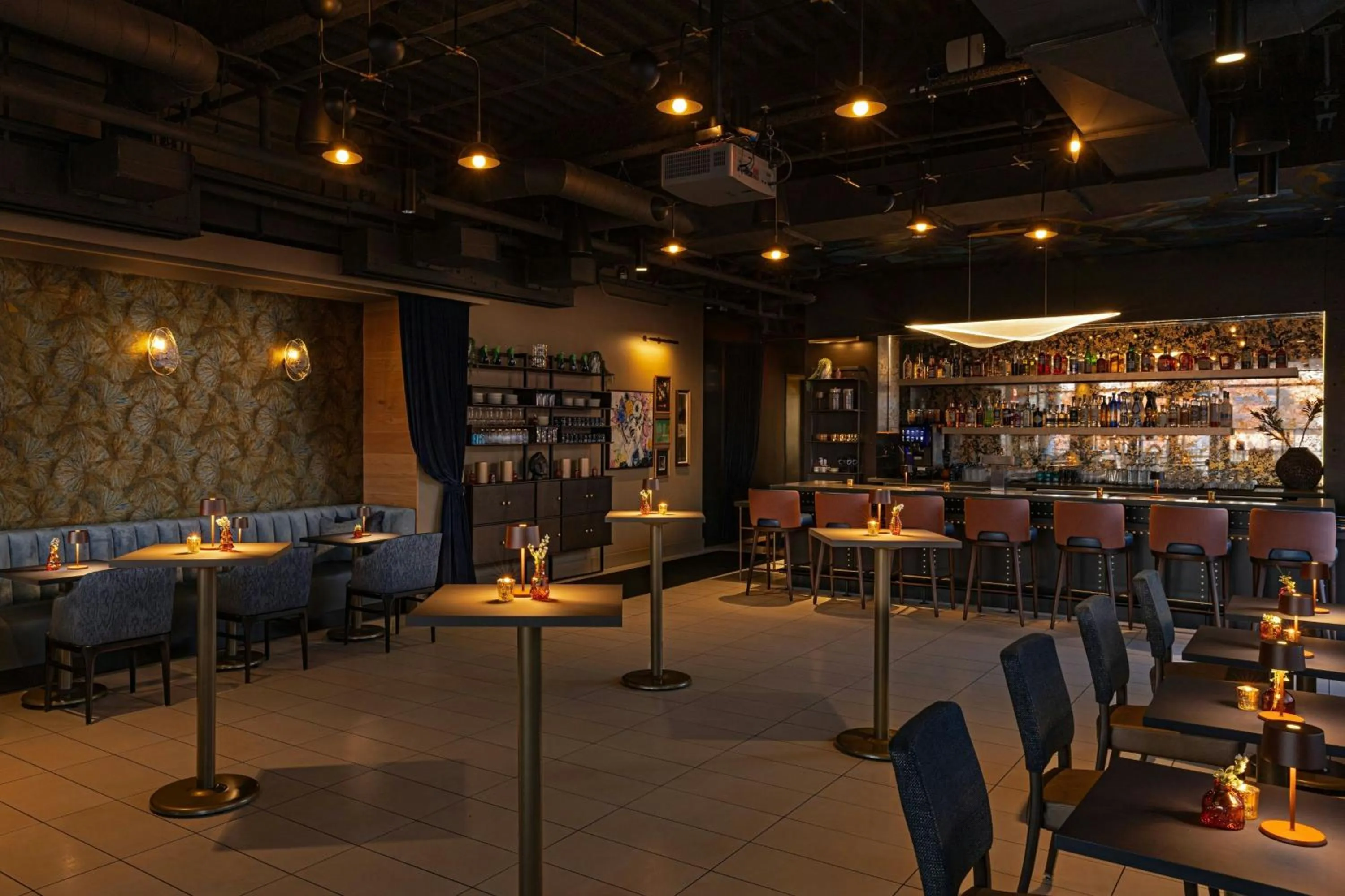Lounge or bar in Aloft Providence Downtown