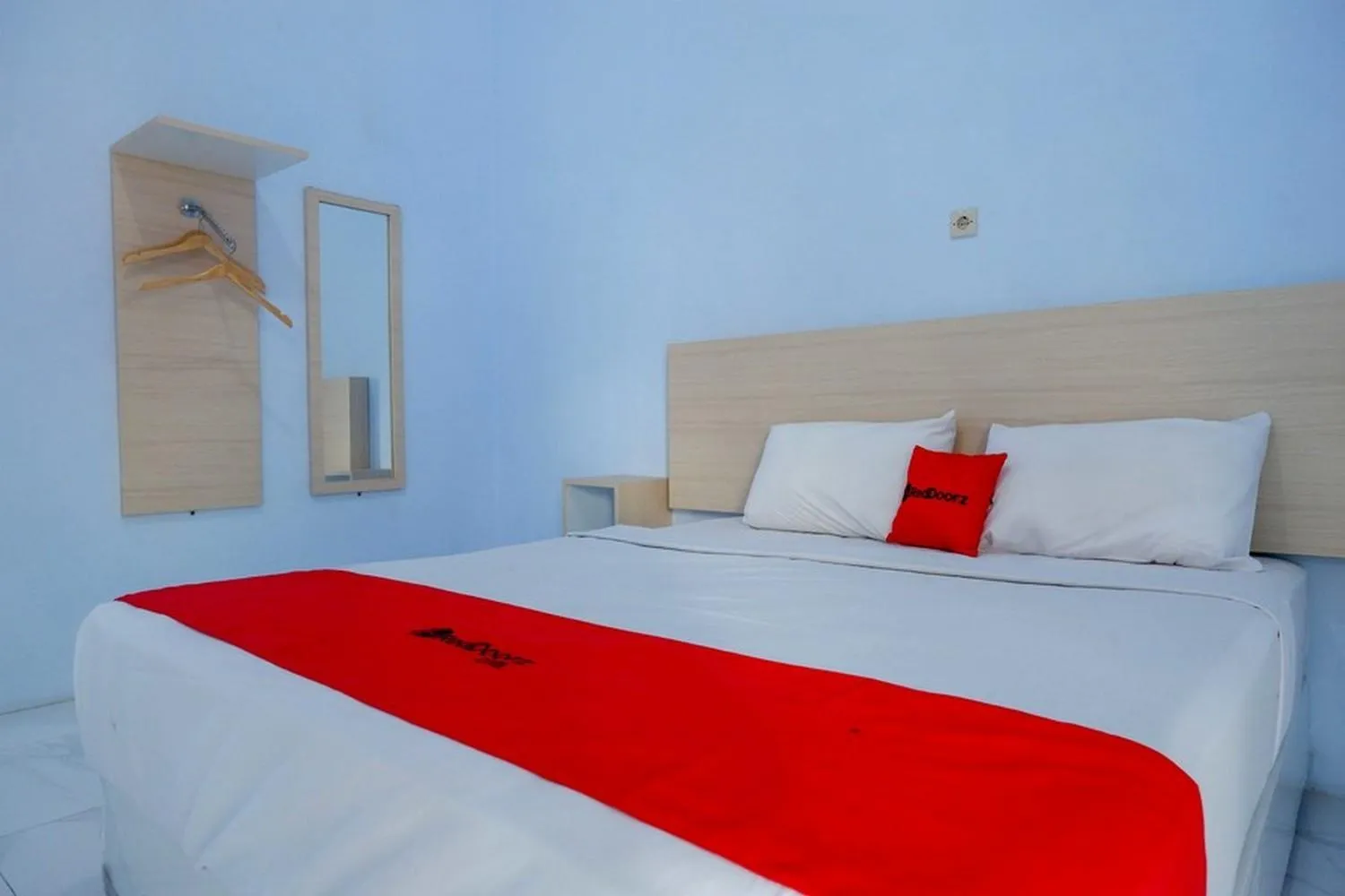 Bedroom, Bed in RedDoorz Syariah near Stasiun Pekalongan 3