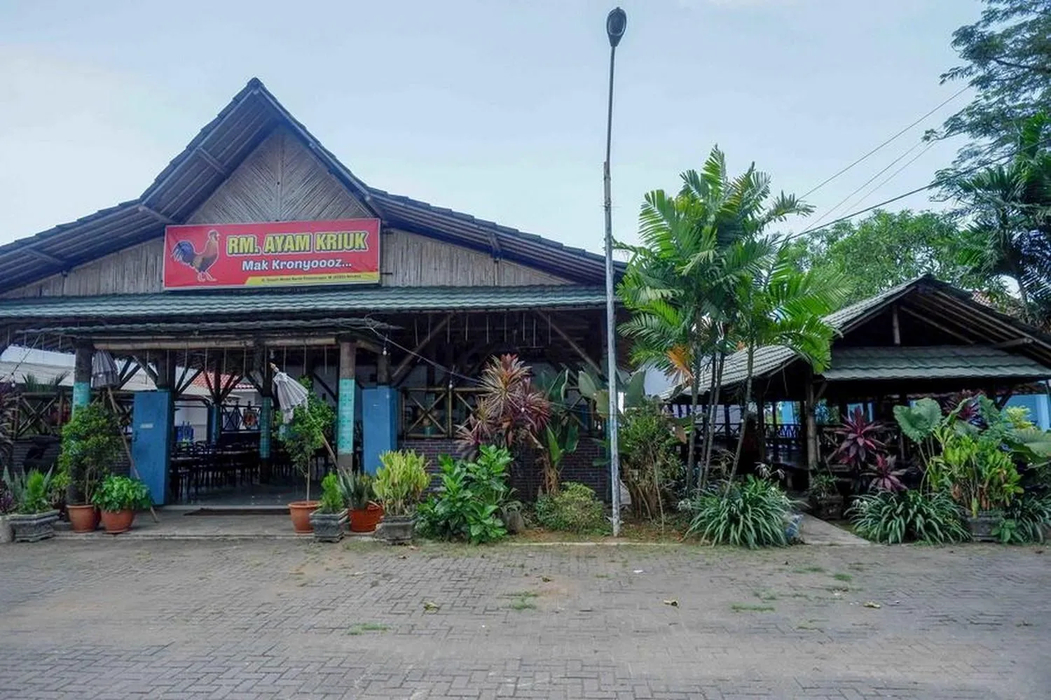 Restaurant/places to eat in RedDoorz Syariah near Stasiun Pekalongan 3