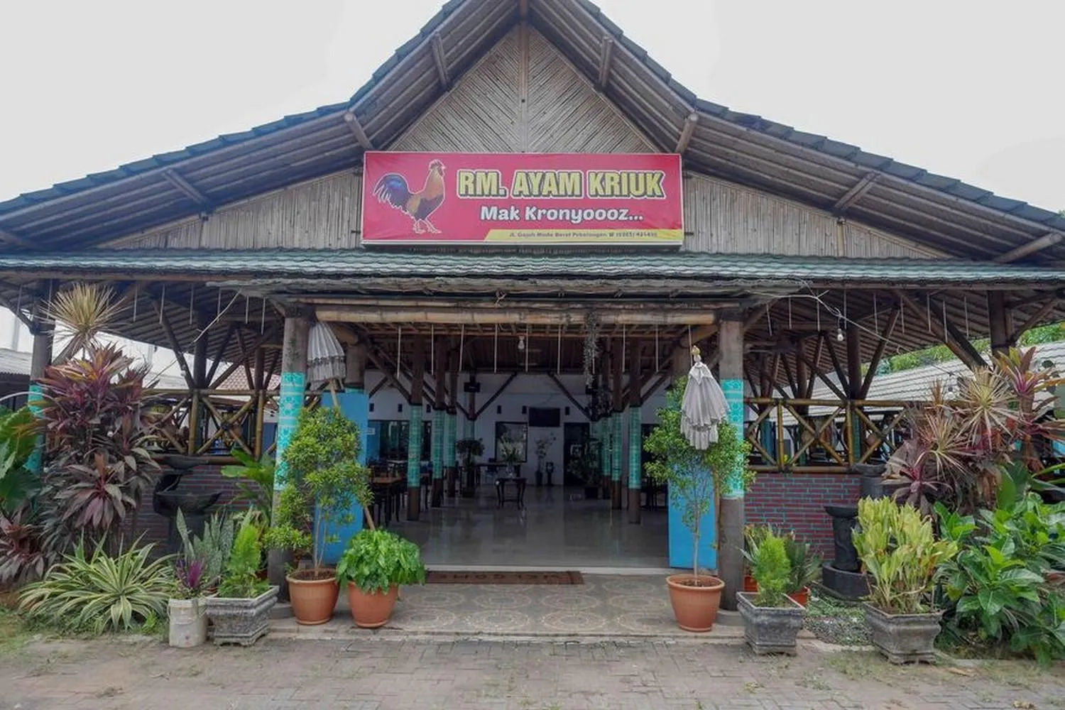 Restaurant/places to eat in RedDoorz Syariah near Stasiun Pekalongan 3