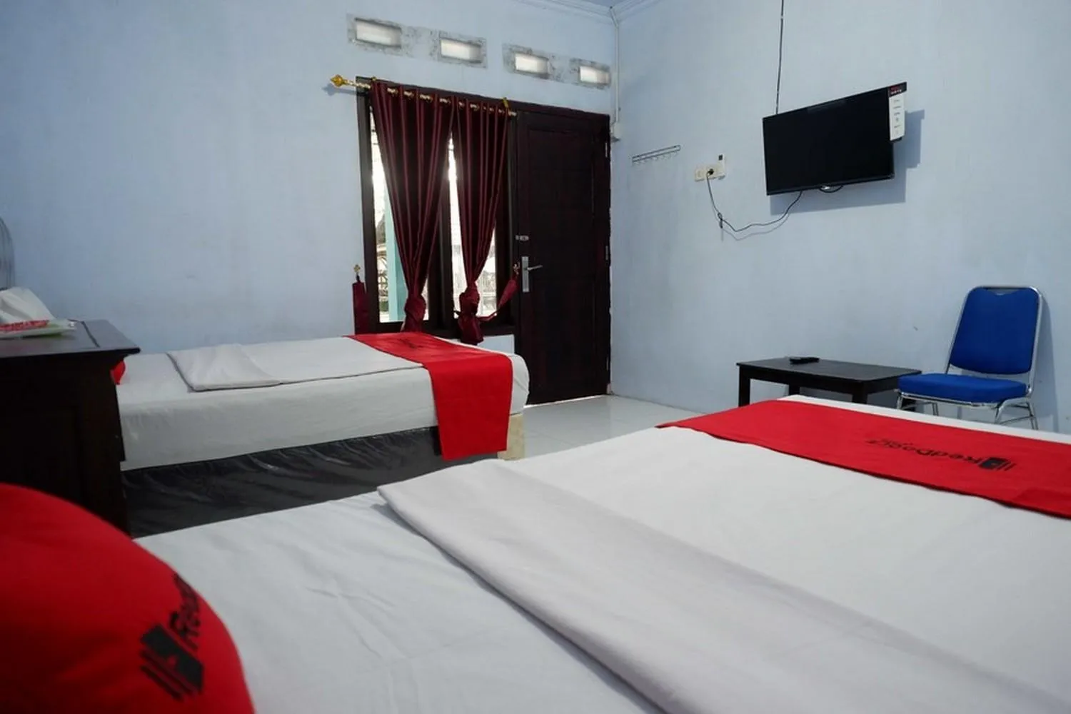 Bedroom, Bed in RedDoorz Syariah near Stasiun Pekalongan 3