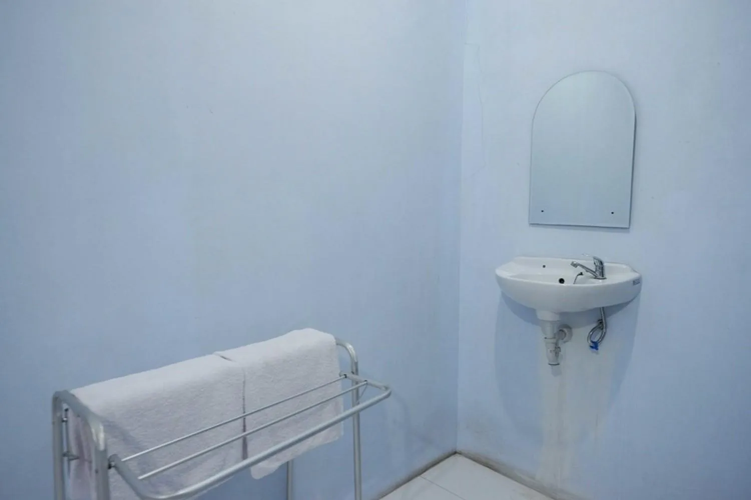 Bathroom in RedDoorz Syariah near Stasiun Pekalongan 3