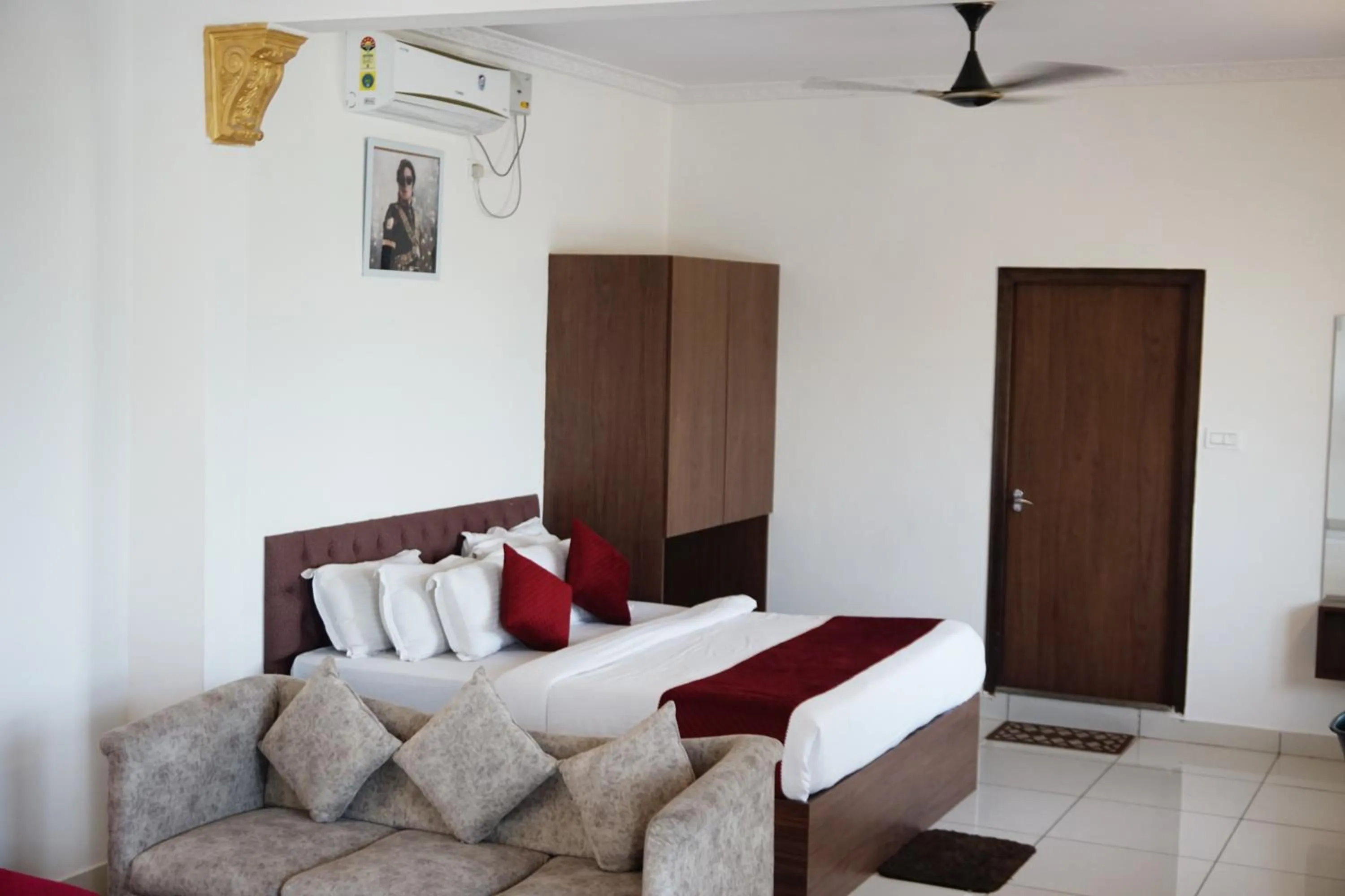 Living room, Bed in Vistar Resort & Hotels