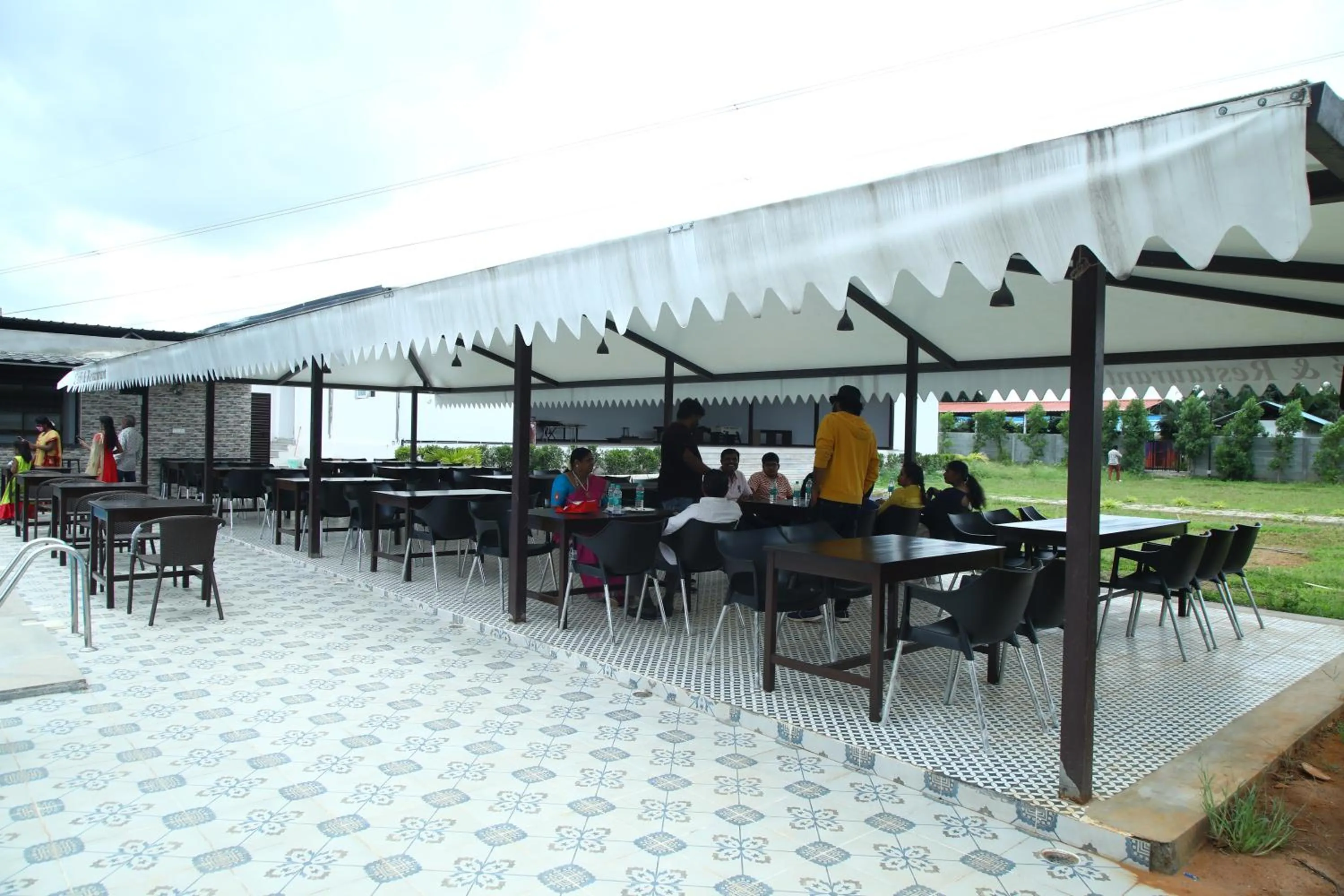 Restaurant/places to eat in Vistar Resort & Hotels