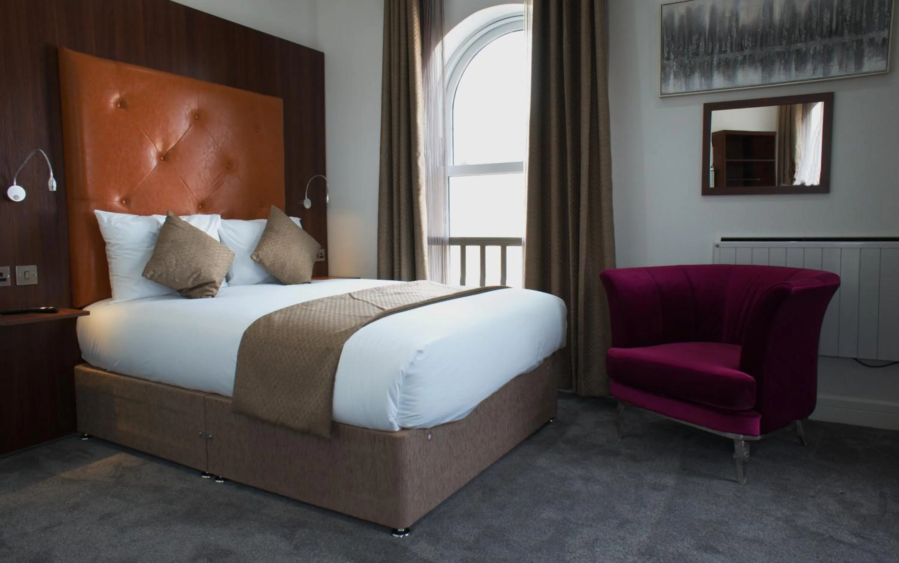 Bed in Trivelles Rochester Hotel