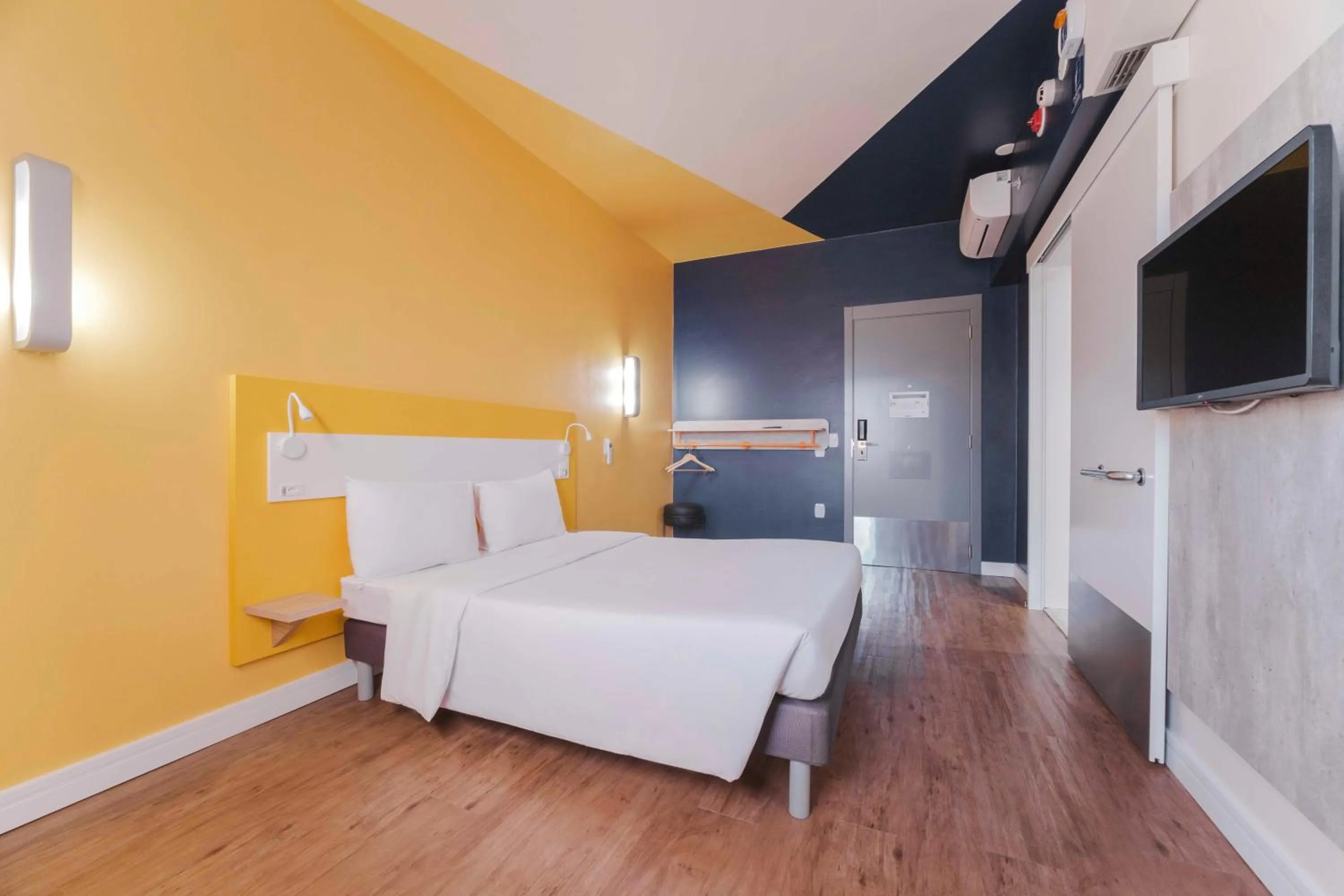 Bed in Ibis Budget Farroupilha
