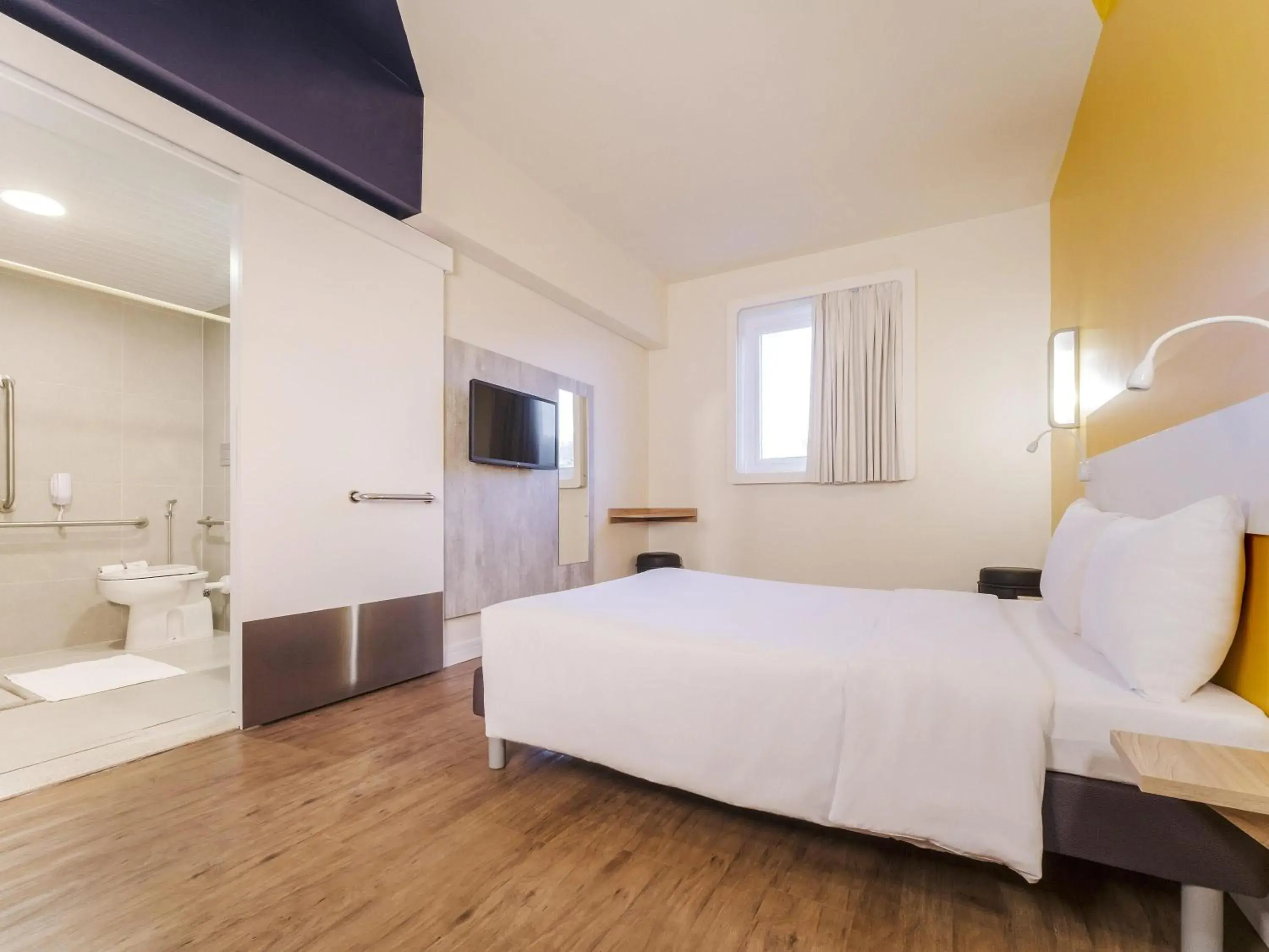 Apartment with Double Bed - single occupancy - Disability Access in Ibis Budget Farroupilha Apartment with Double Bed - single occupancy - Disability Access in Ibis Budget Farroupilha