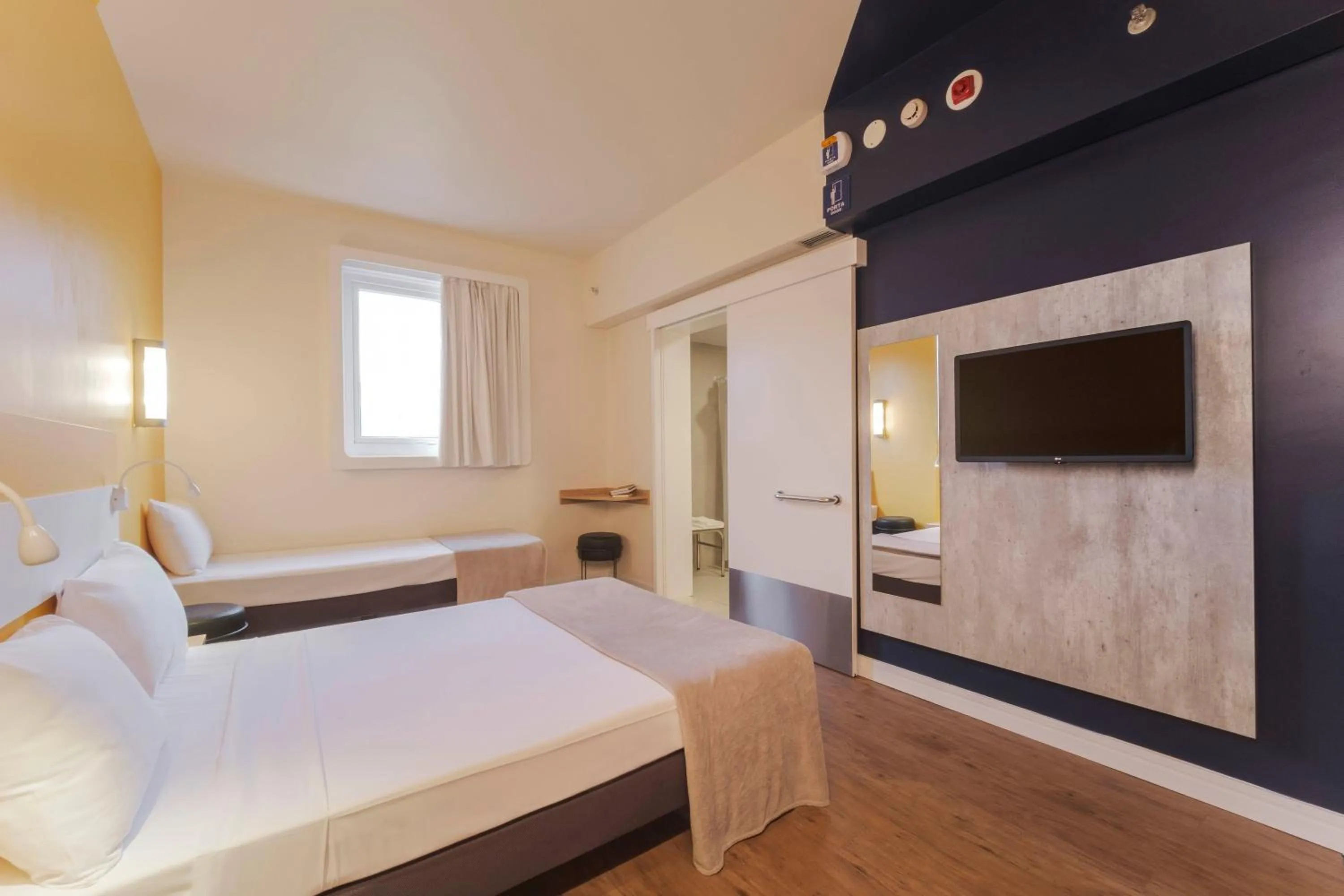 Bed in Ibis Budget Farroupilha