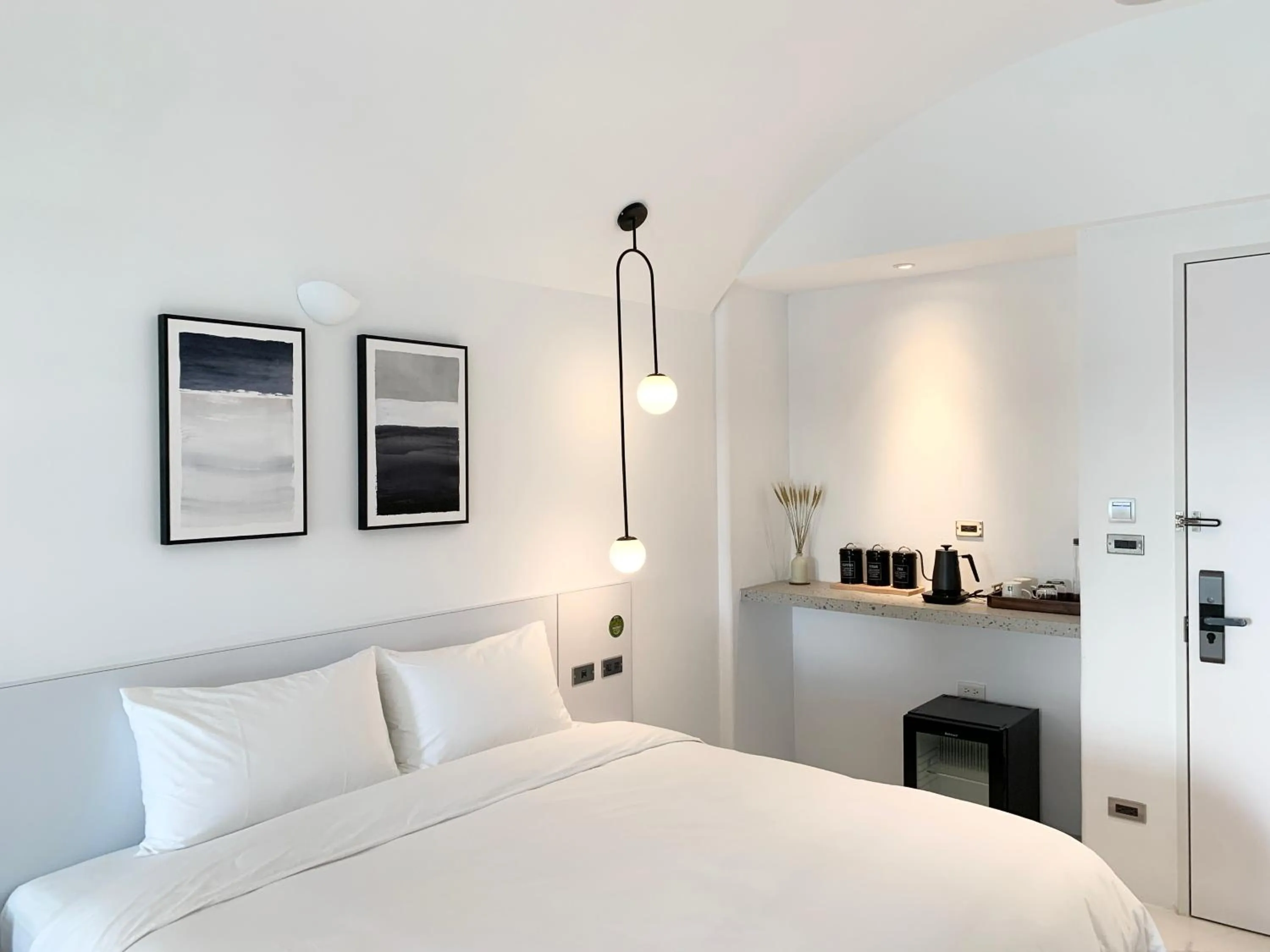 Photo of the whole room, Bed in Little Greece