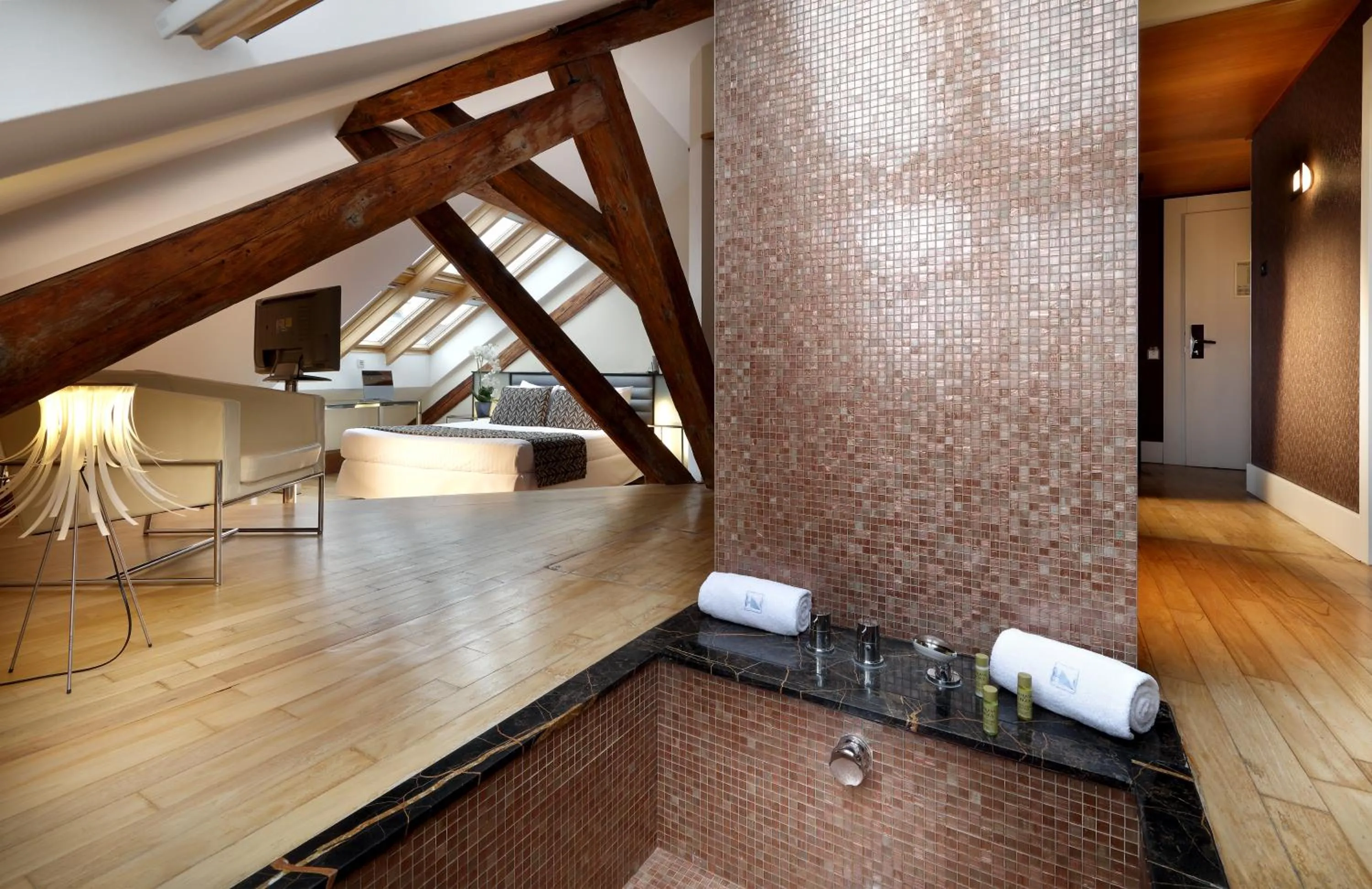 Photo of the whole room in Eurostars Thalia