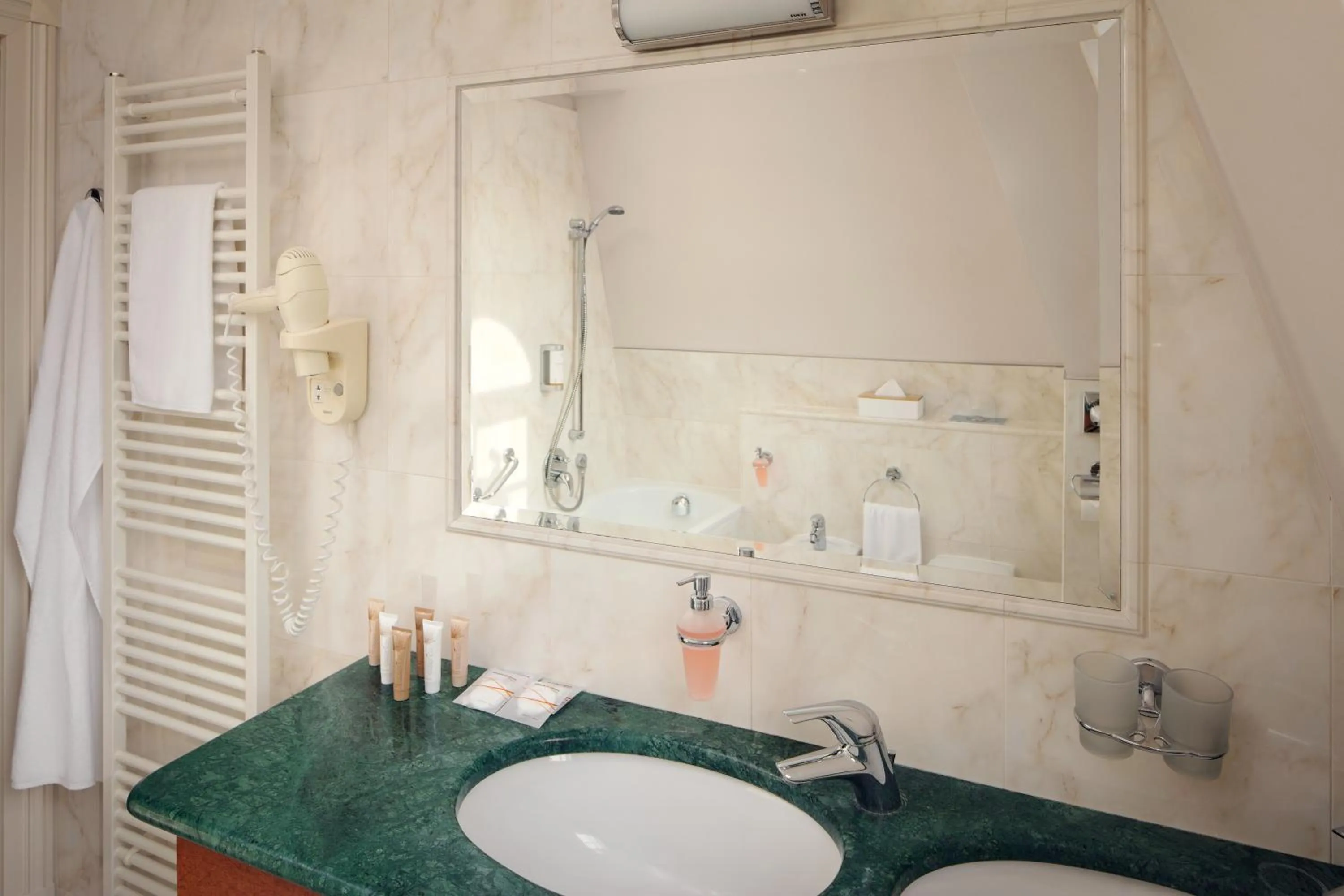 Bathroom in Humboldt Park Hotel & Spa