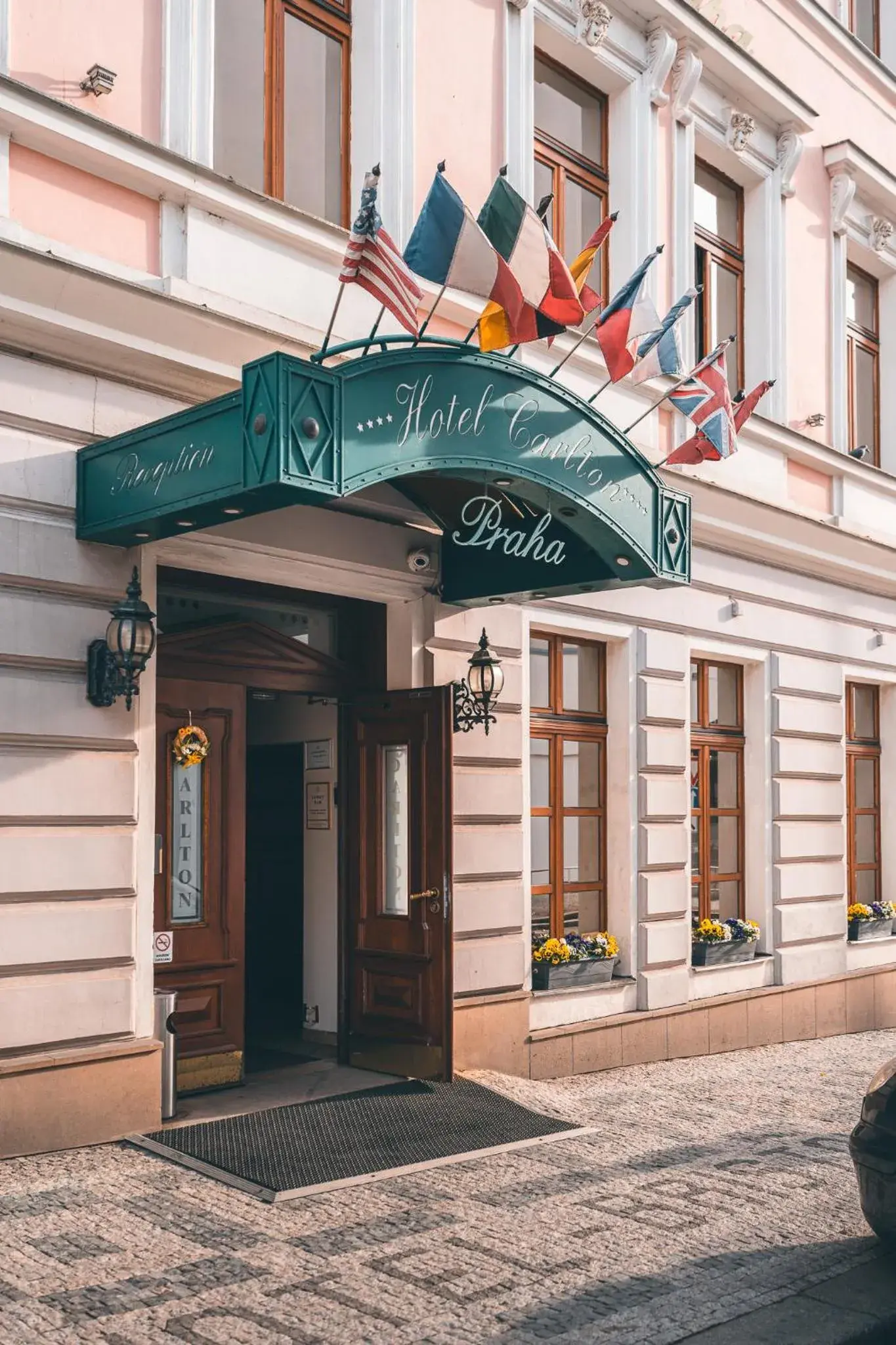 Facade/entrance in Carlton Facade/entrance in Carlton
