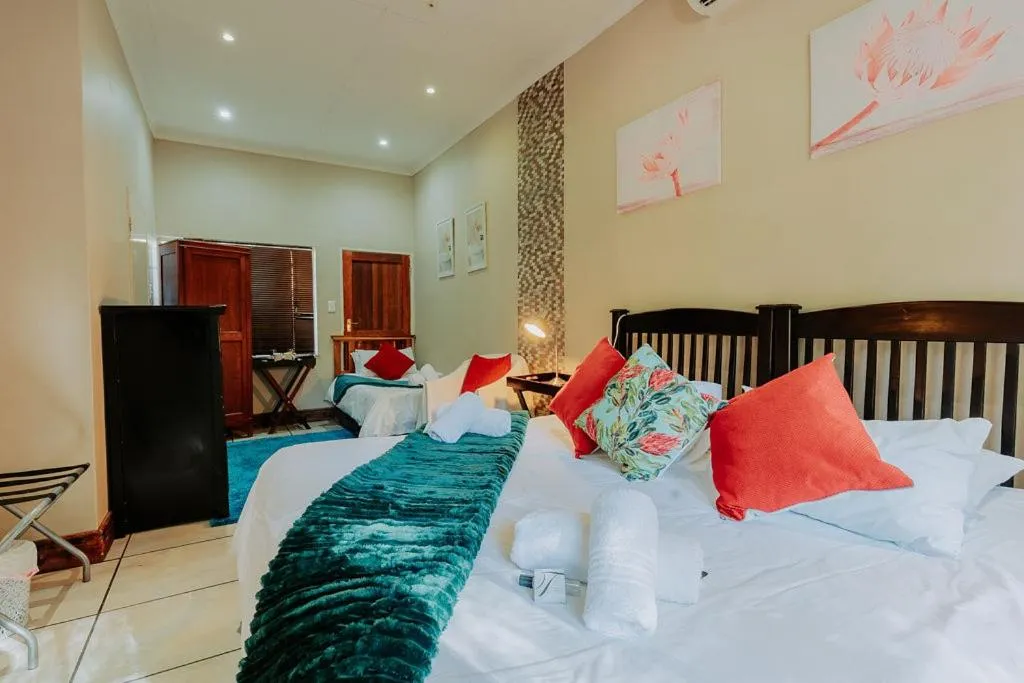 Bedroom, Bed in Riverbank Lodge