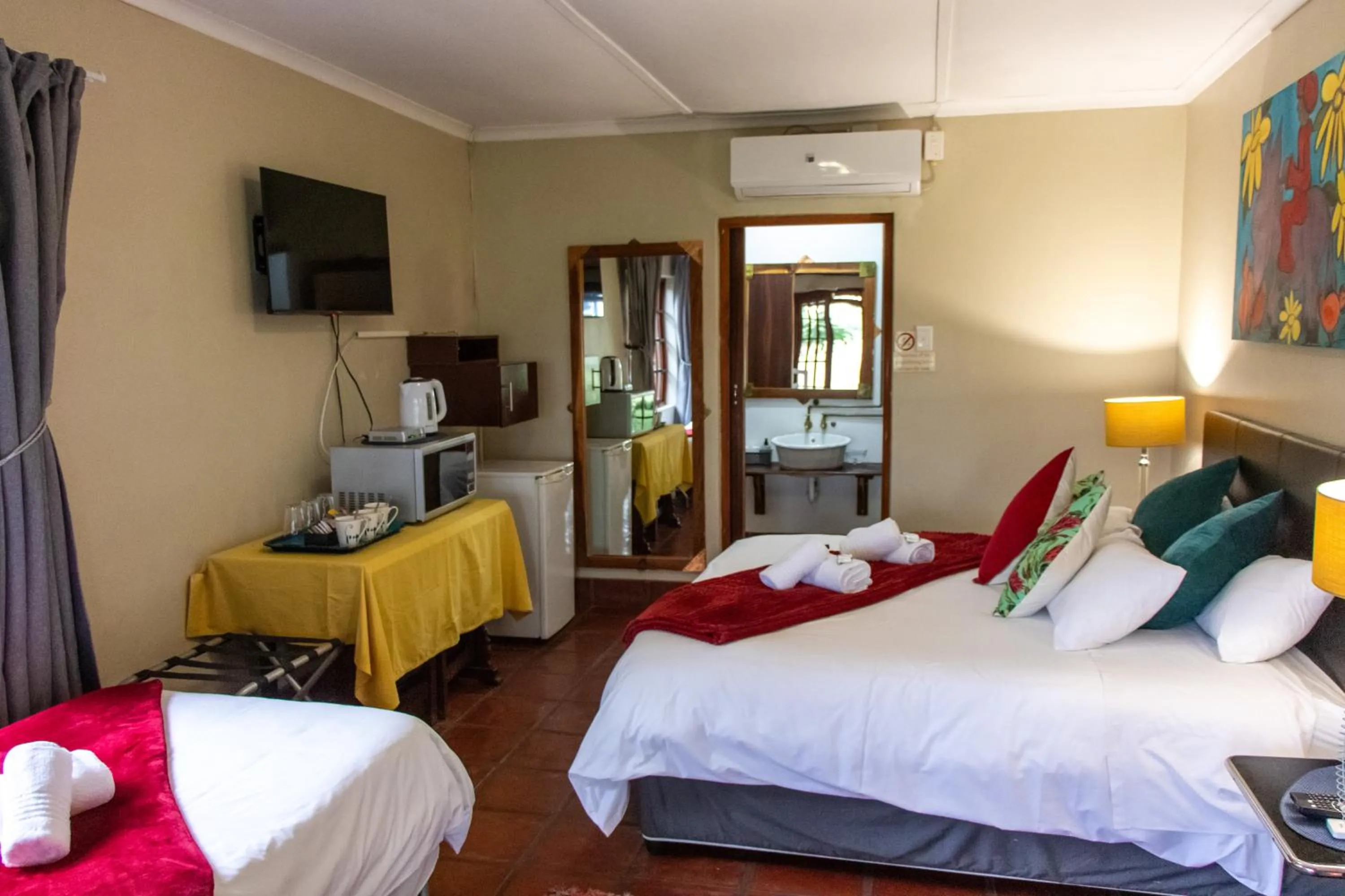 Photo of the whole room, Bed in Riverbank Lodge