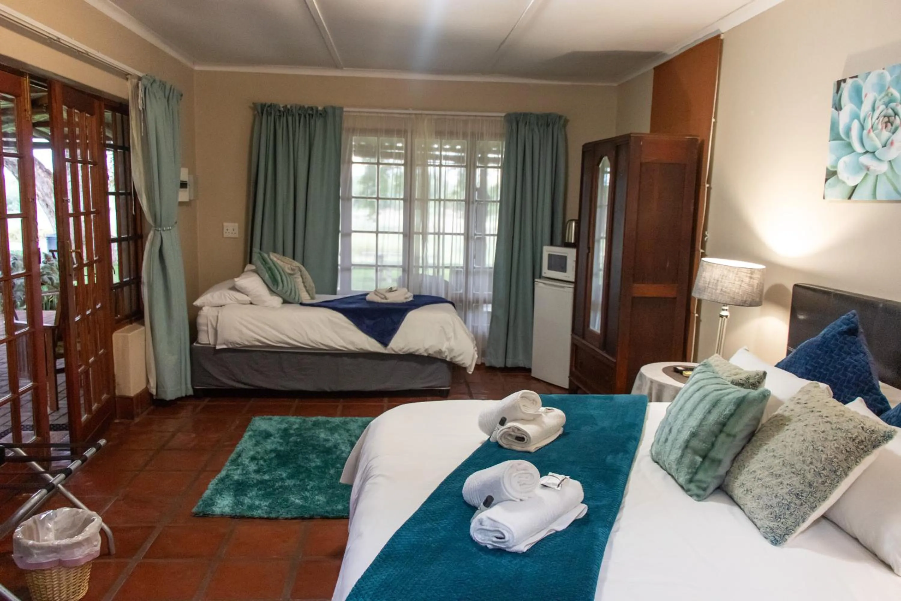 Photo of the whole room, Bed in Riverbank Lodge