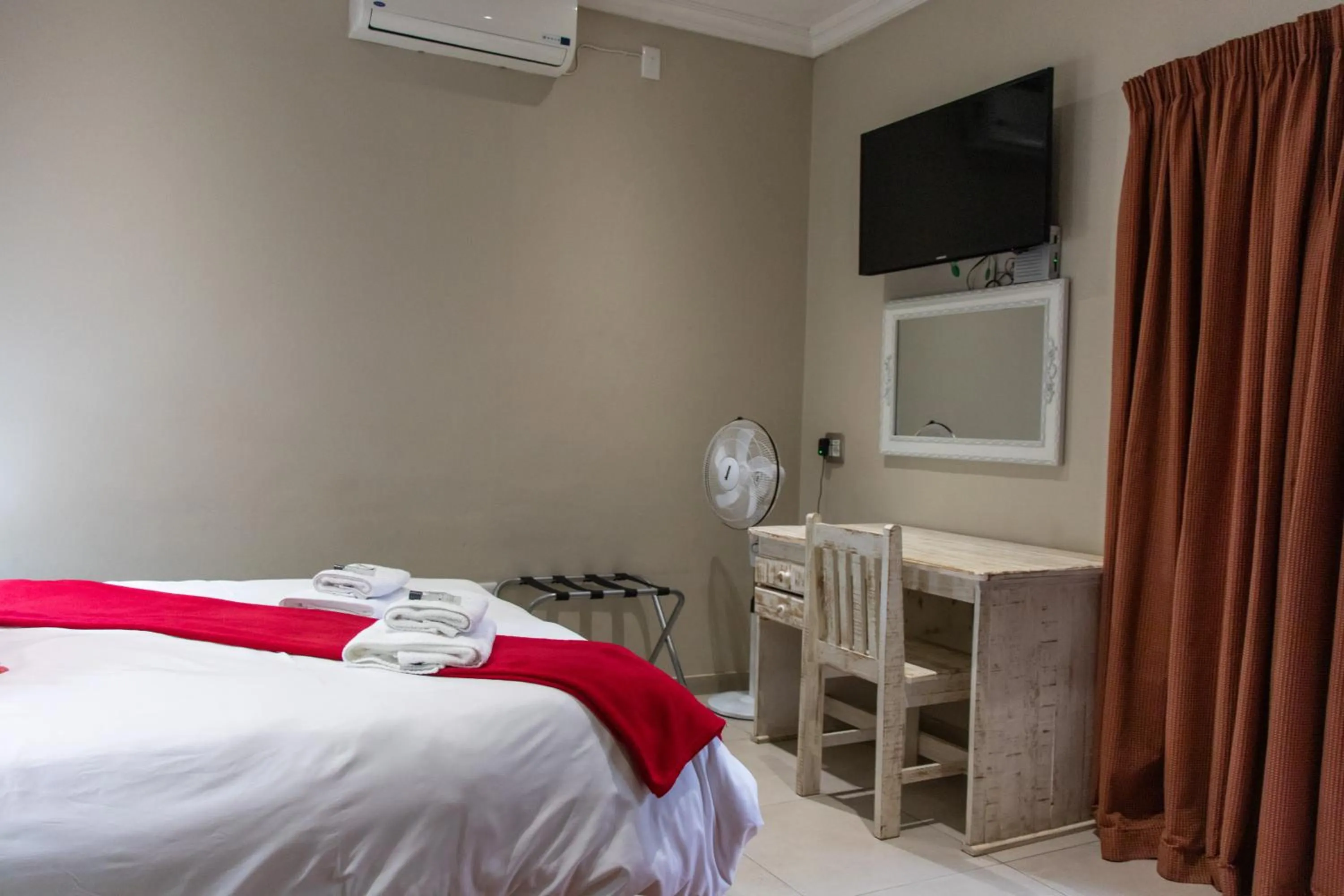 Photo of the whole room, Bed in Riverbank Lodge