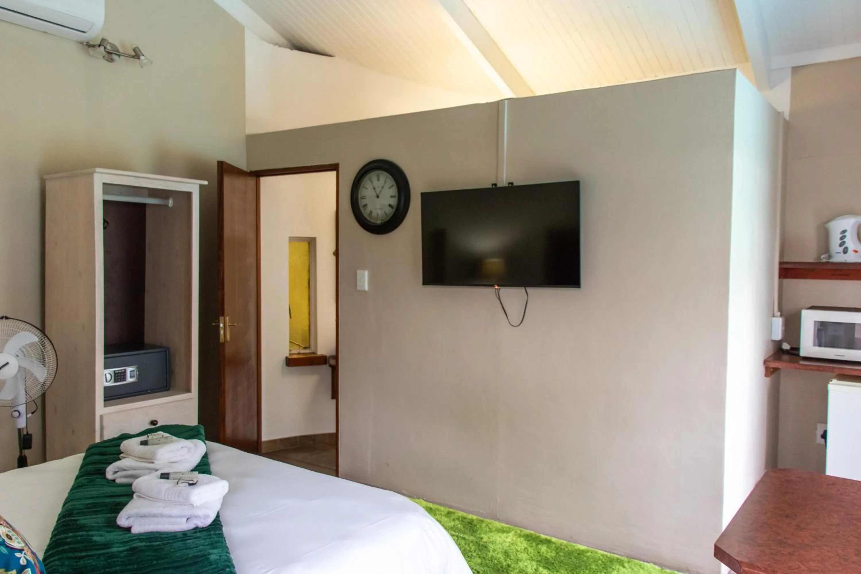 Bedroom, Bed in Riverbank Lodge