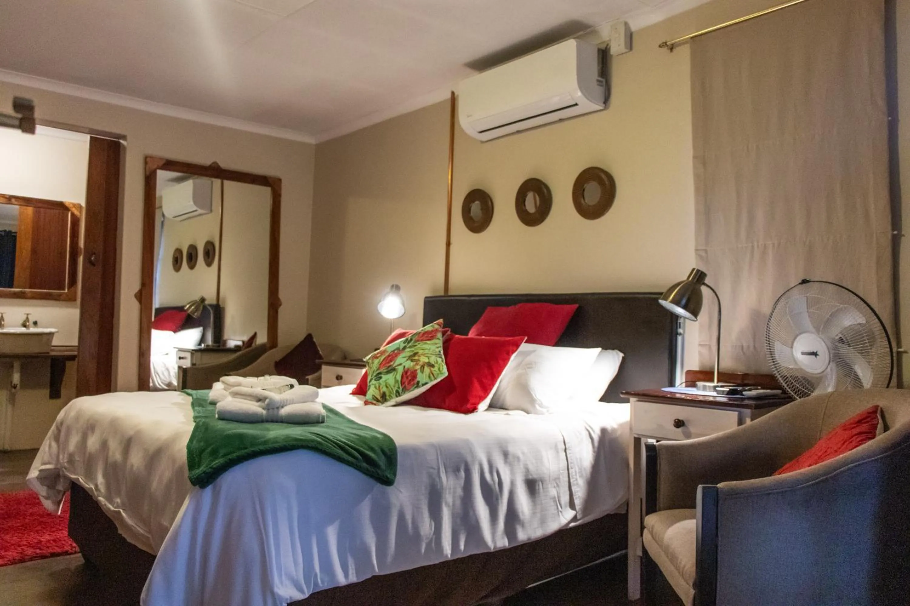 Photo of the whole room, Bed in Riverbank Lodge