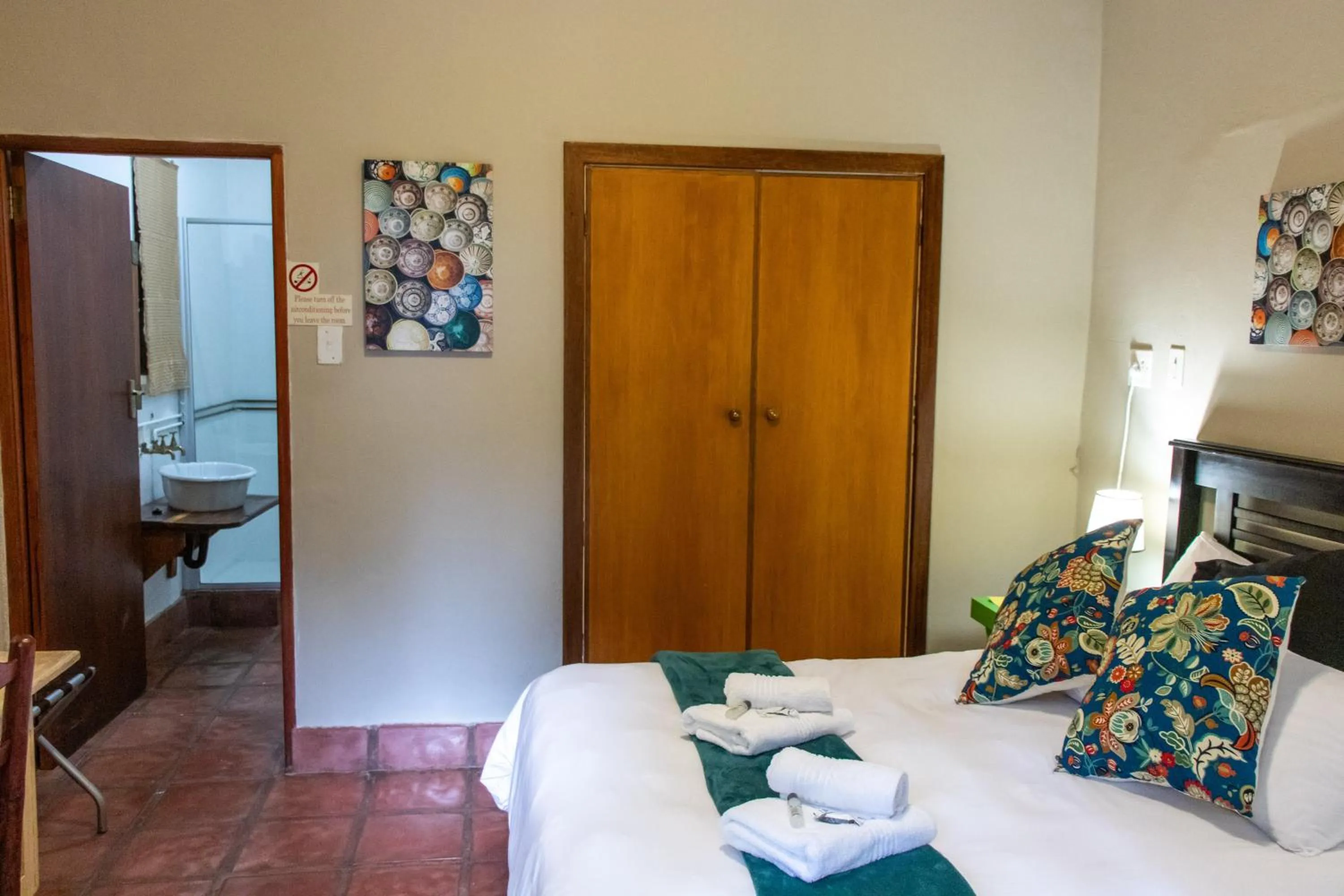 Bedroom, Bed in Riverbank Lodge