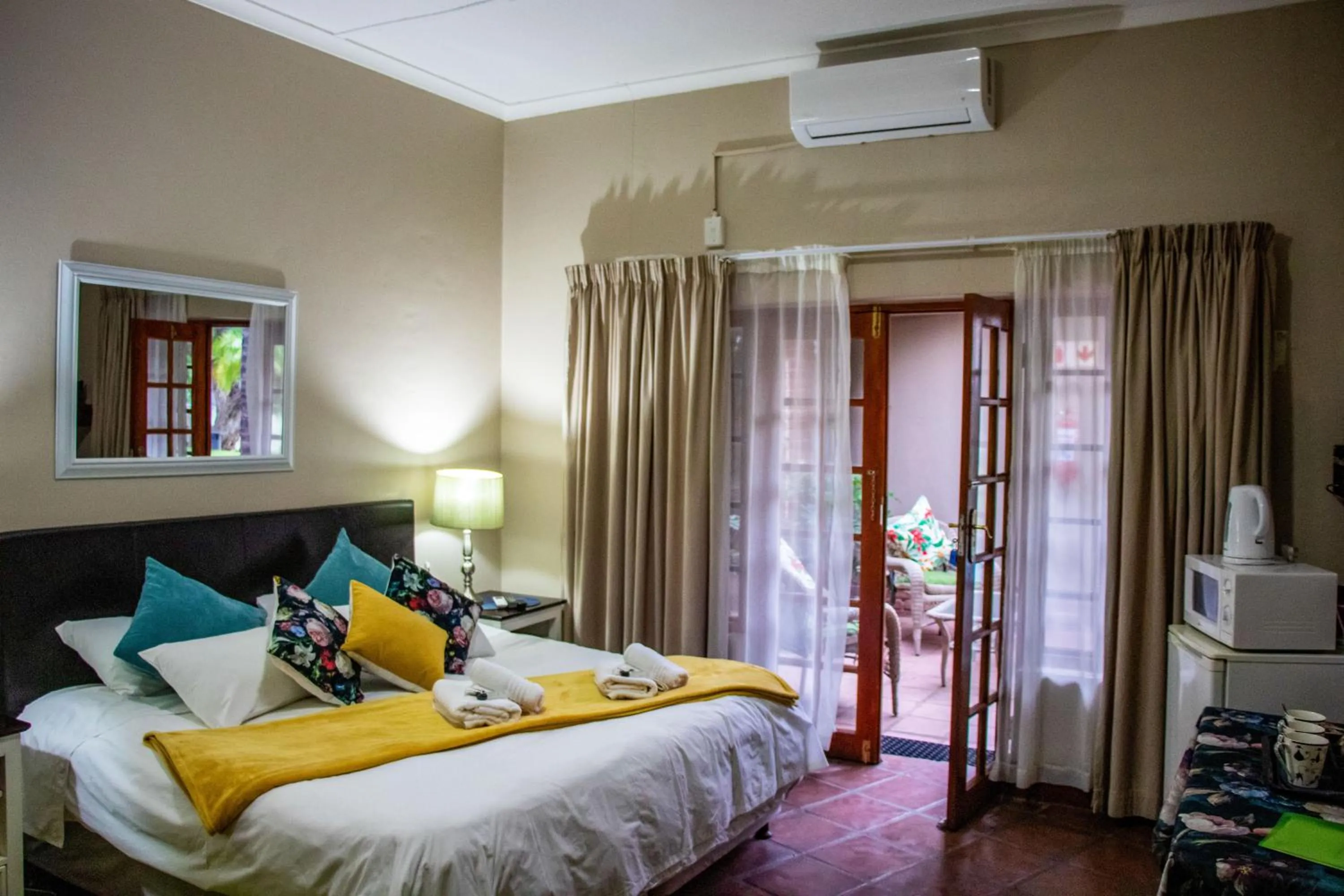 Bedroom, Bed in Riverbank Lodge