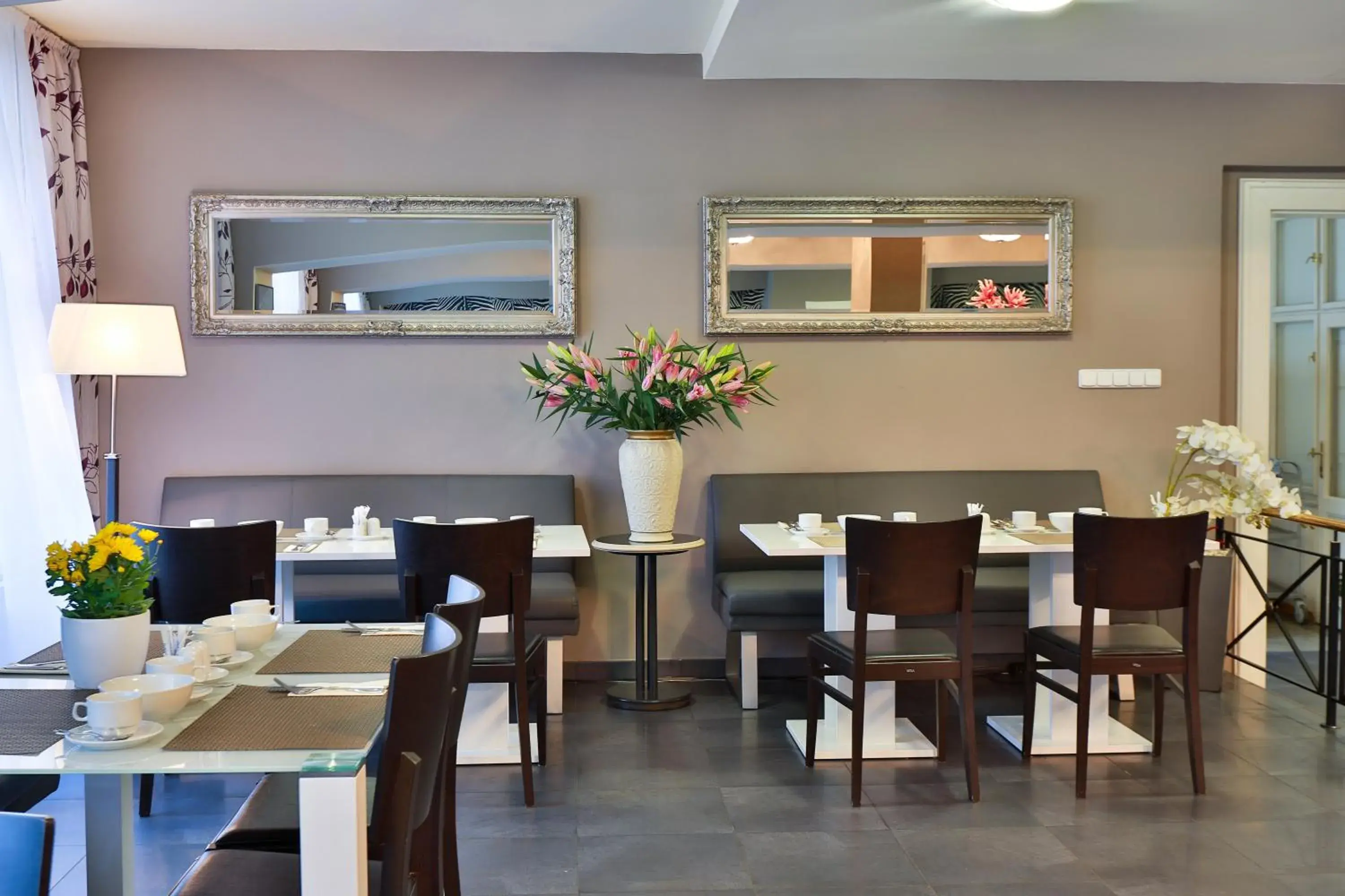 Restaurant/places to eat in Elysee Hotel Restaurant/places to eat in Elysee Hotel