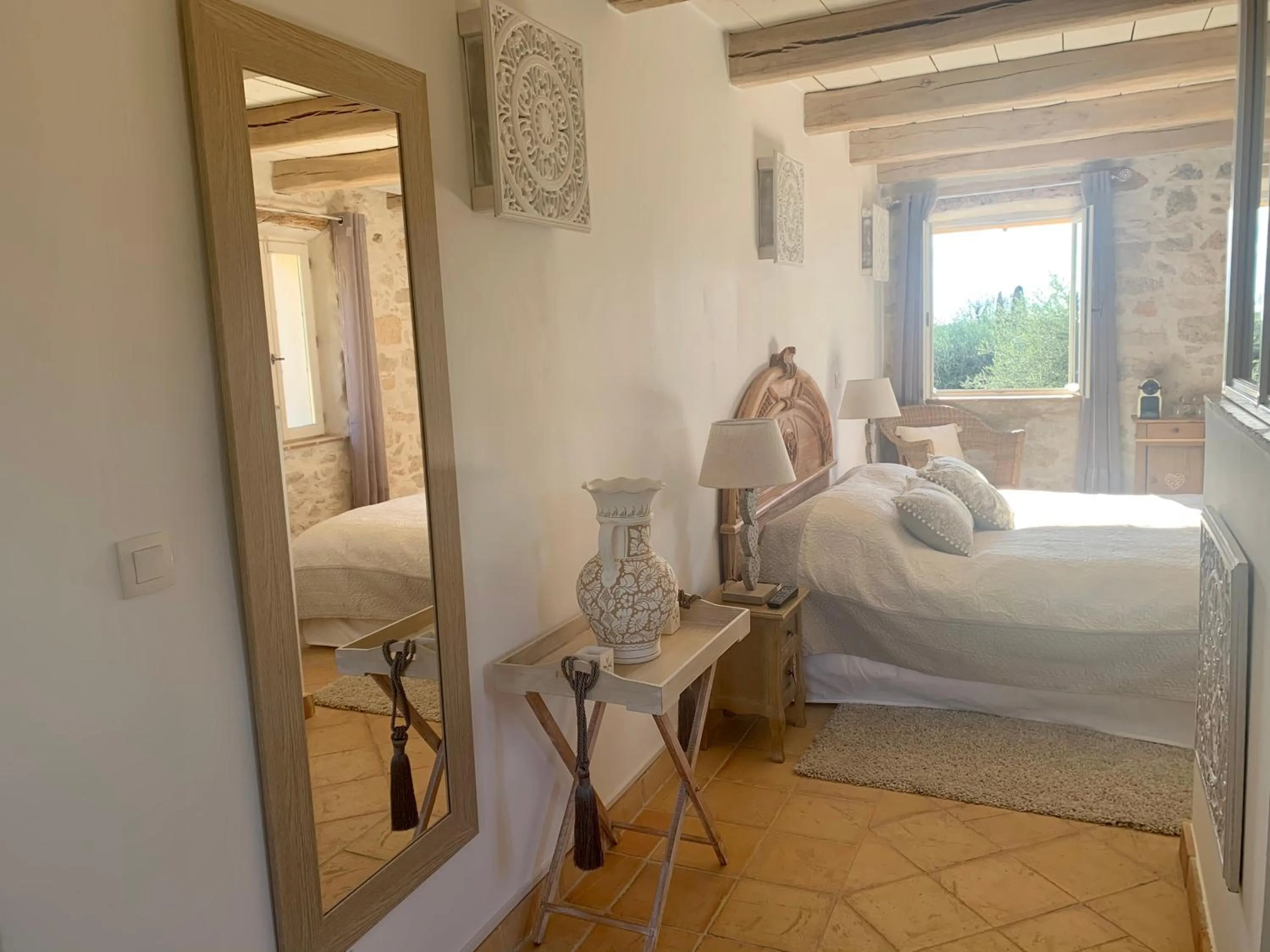 Bed in le mas des roses 1884