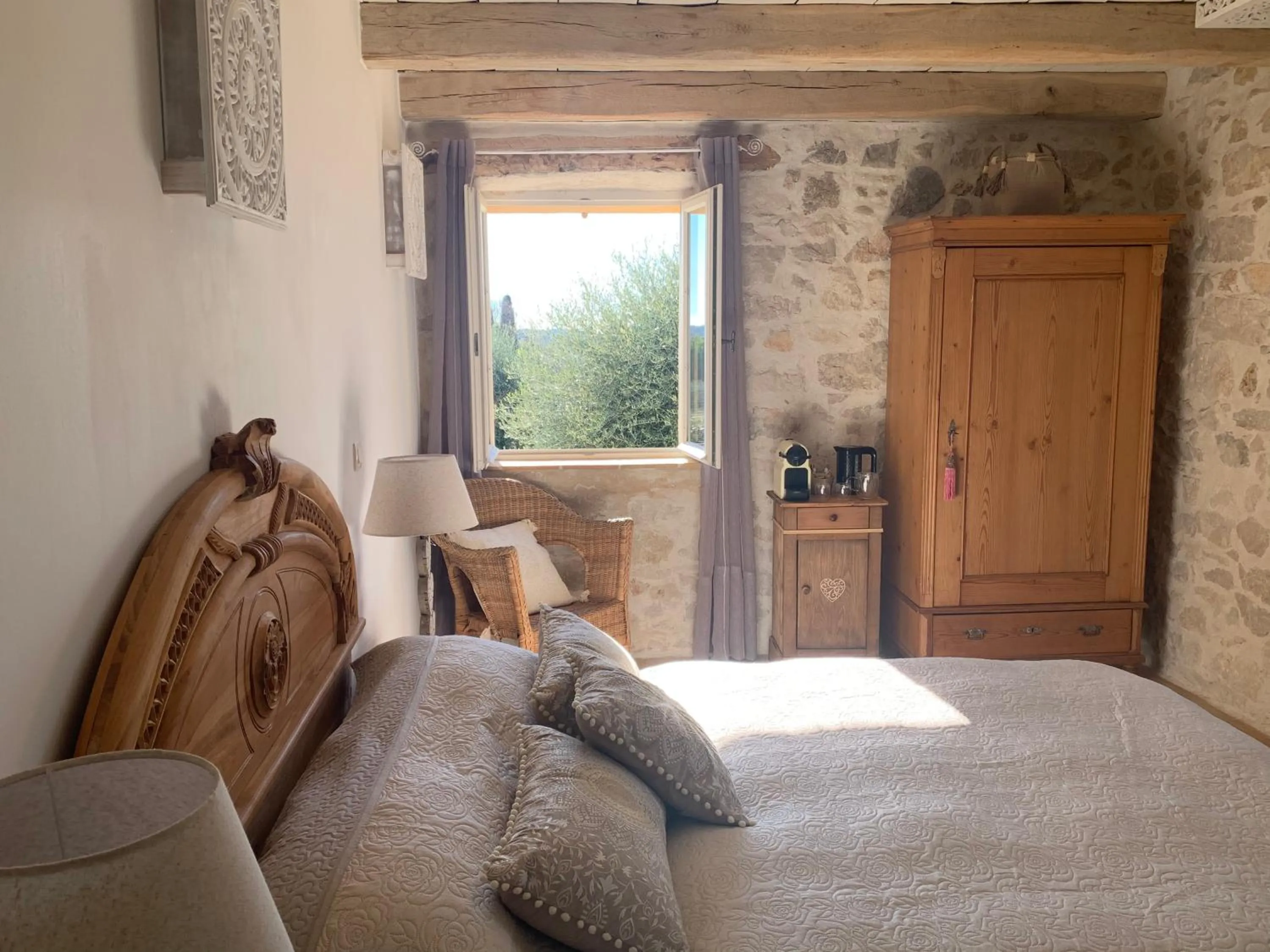 Bed in le mas des roses 1884