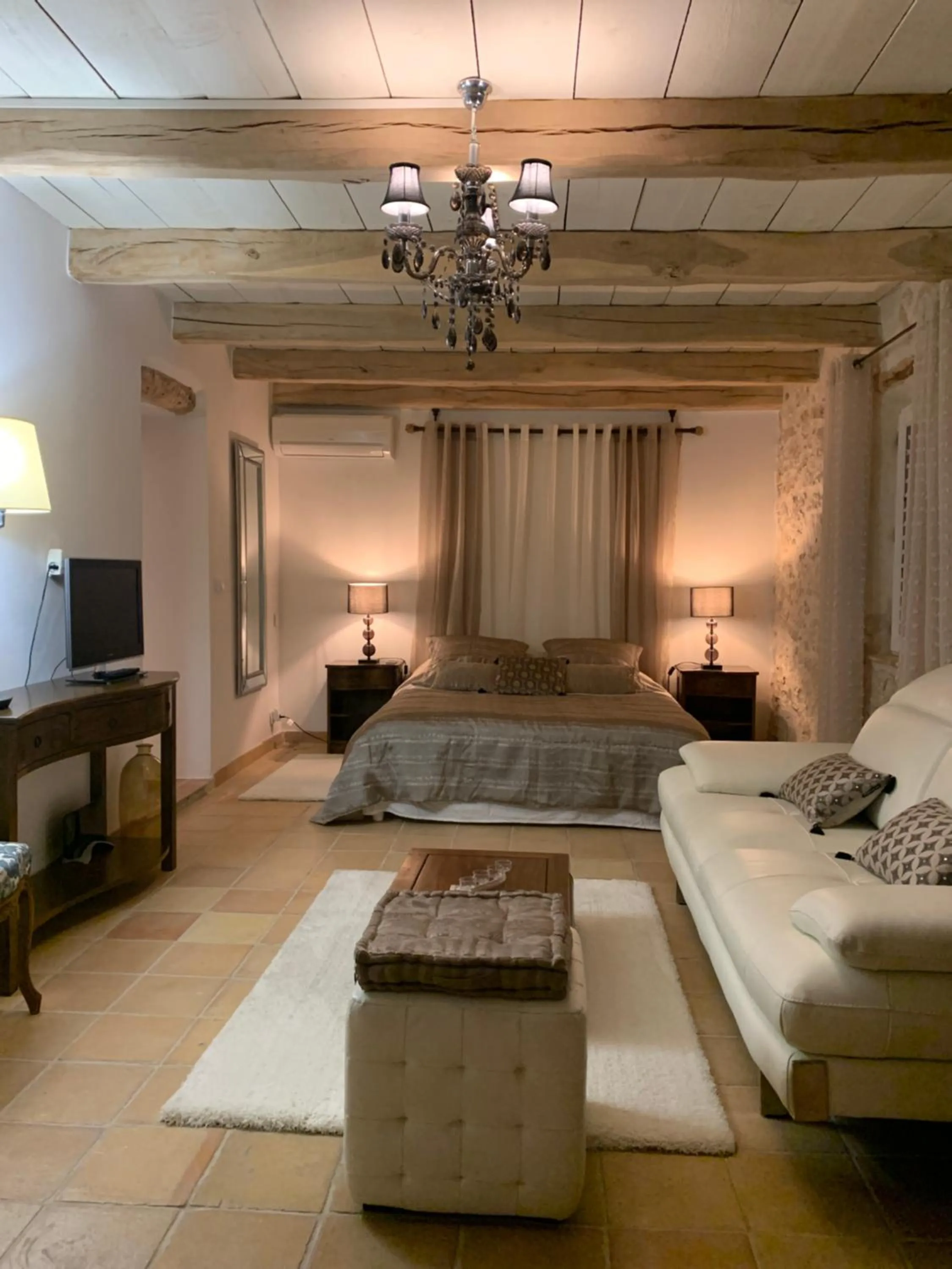 Bed in le mas des roses 1884