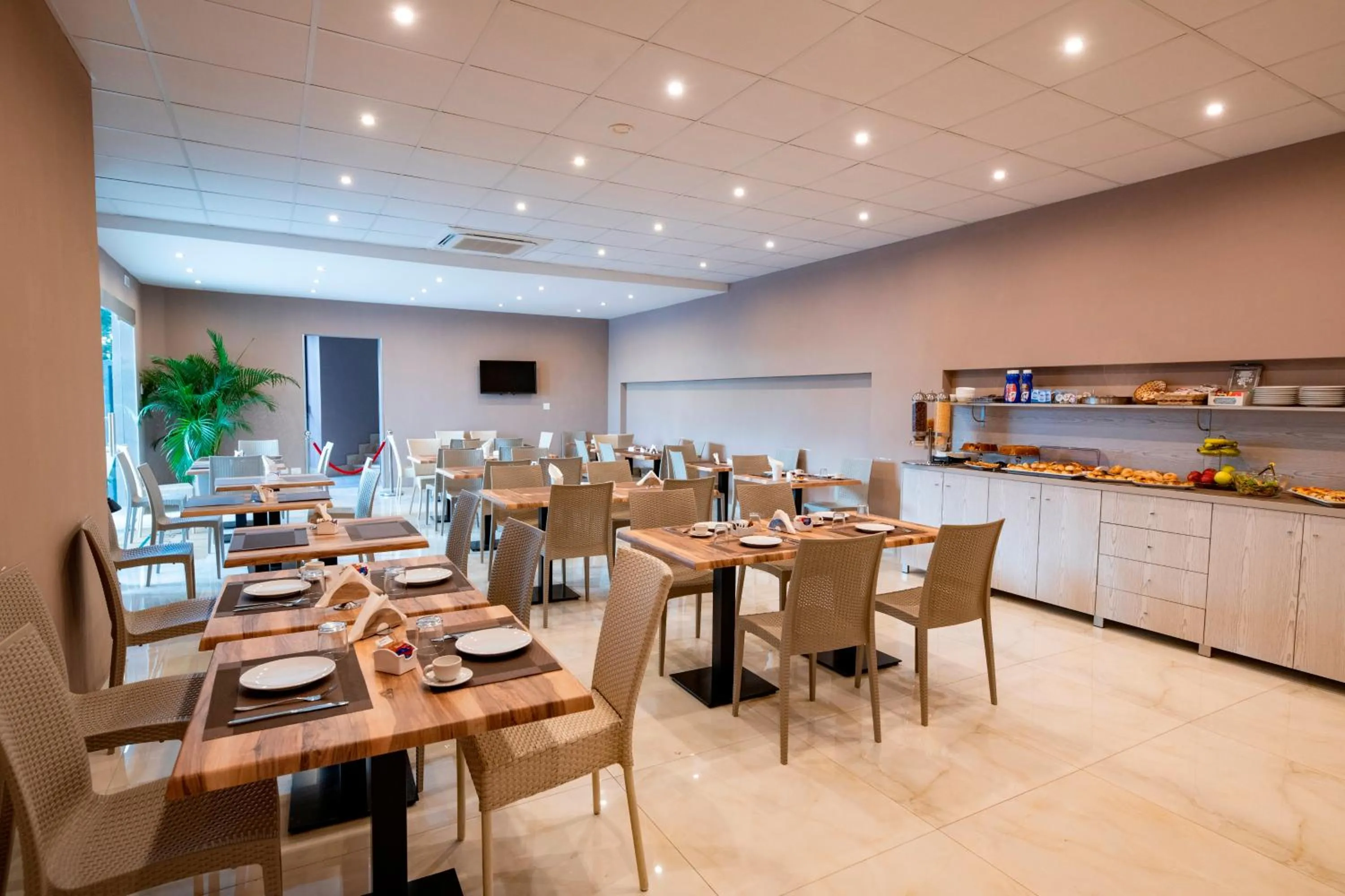 Restaurant/places to eat in Eracle Hotel