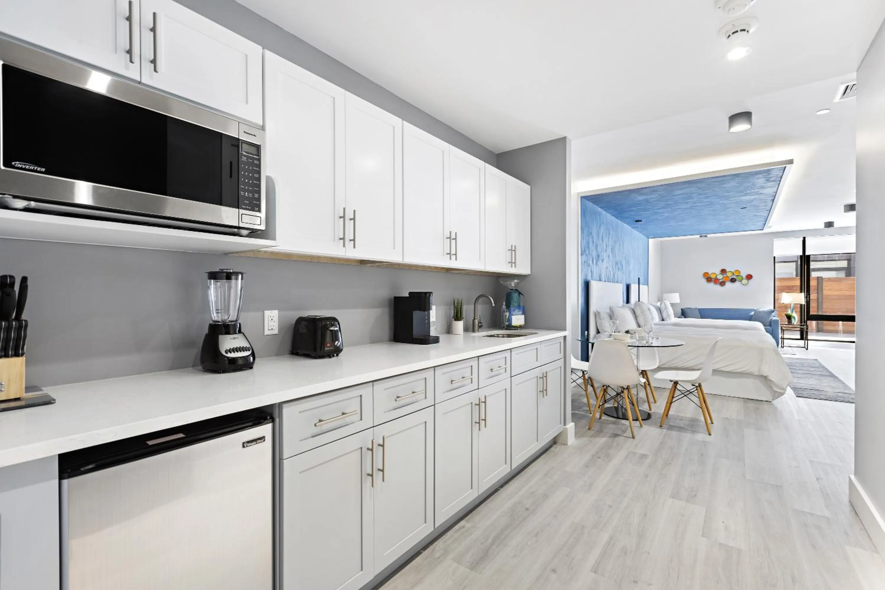 Coffee/tea facilities in Global Luxury Suites at The Arches