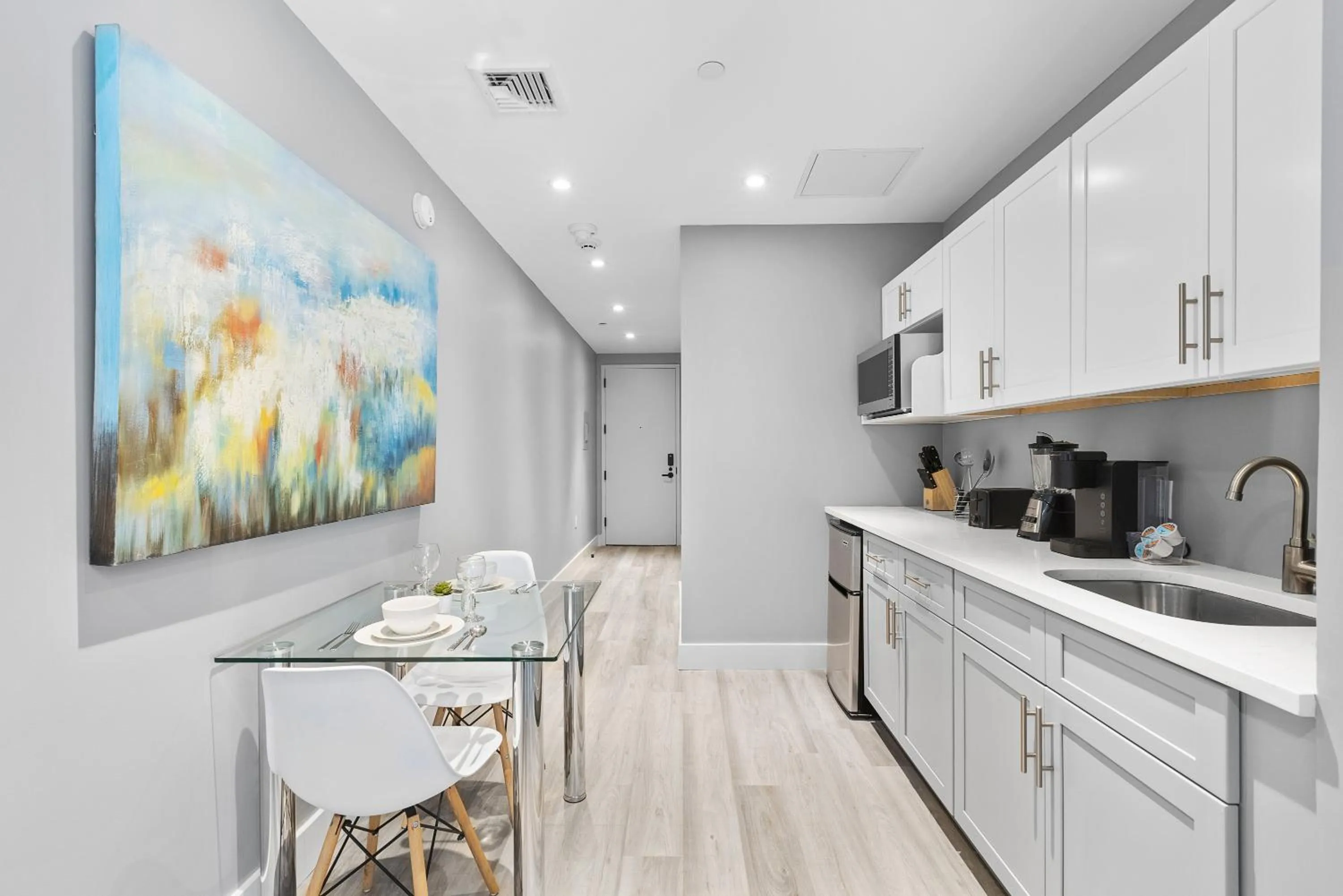 Coffee/tea facilities in Global Luxury Suites at The Arches