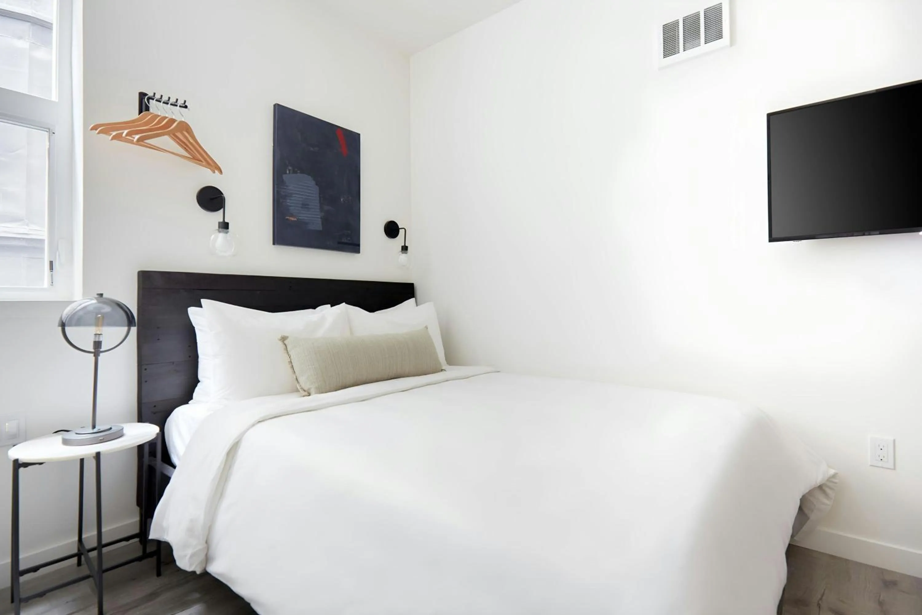 Bedroom, Bed in The Boylston Hotel Capitol Hill, Sonder by Marriott Bonvoy