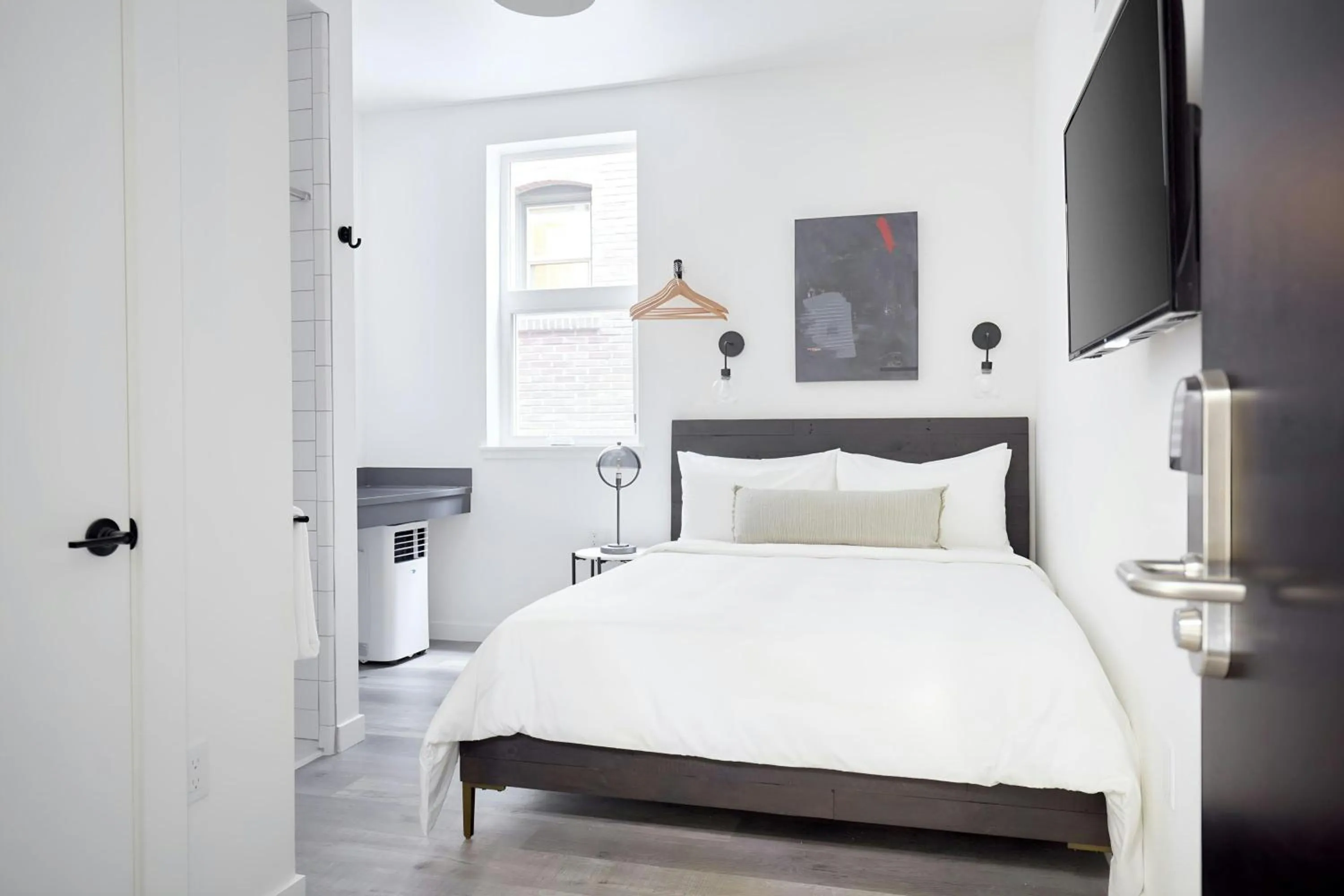 Bedroom, Bed in The Boylston Hotel Capitol Hill, Sonder by Marriott Bonvoy