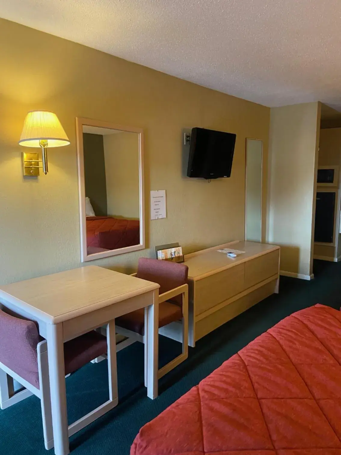 Bed in Americas Best Value Inn (Meridian) Bed in Americas Best Value Inn (Meridian)