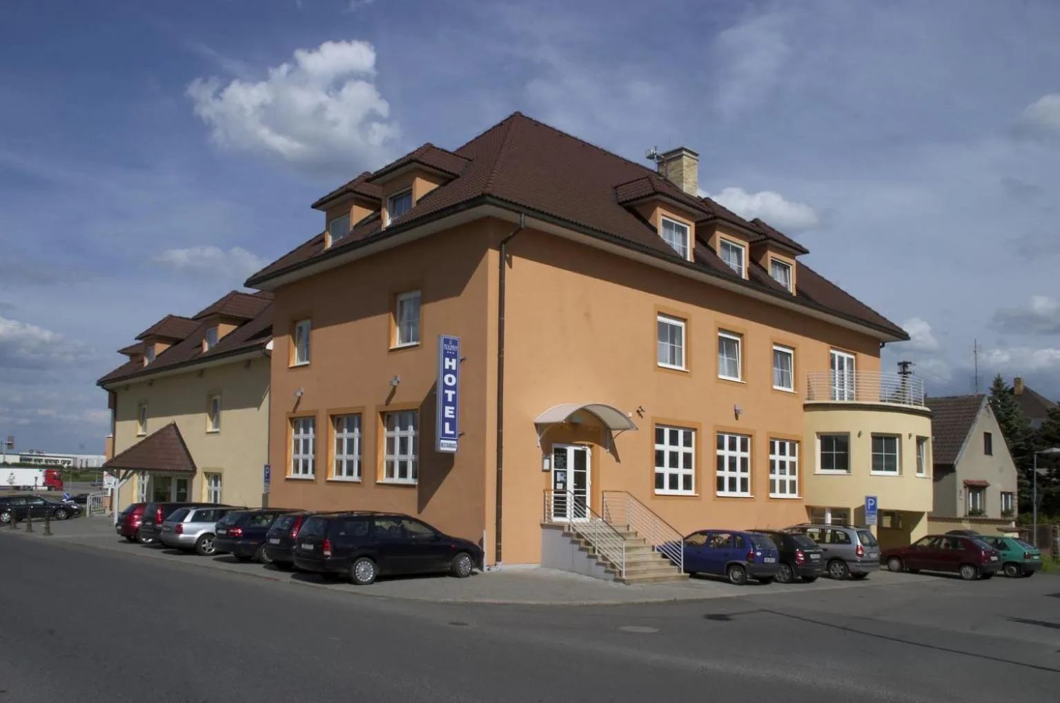 Facade/entrance in Hotel Tulipan Pruhonice