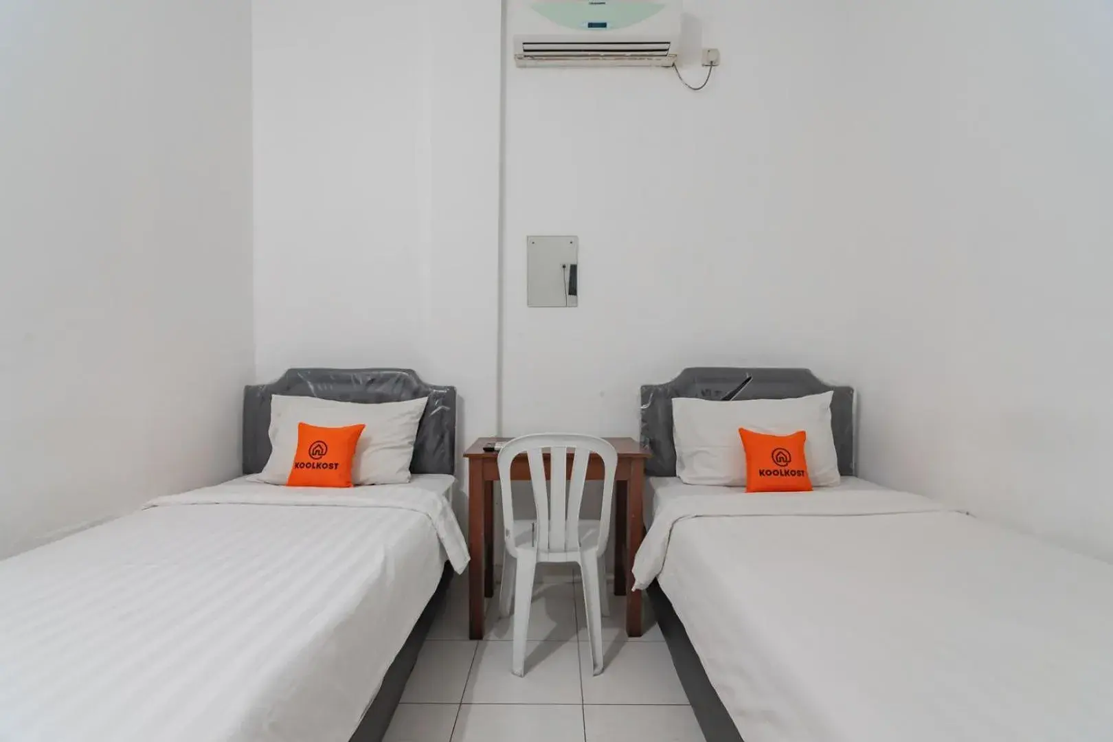 Twin Room with Shared Bathroom in KoolKost near Alun Alun Kota Bandung 2 - Male Only Twin Room with Shared Bathroom in KoolKost near Alun Alun Kota Bandung 2 - Male Only